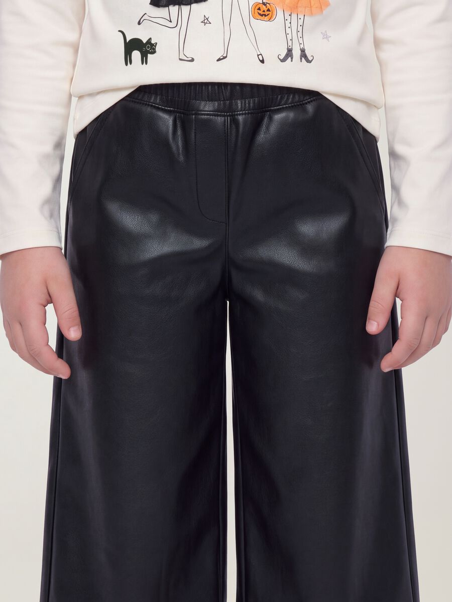 Pantaloni neri wide leg con vita elasticizzata per bambina_2