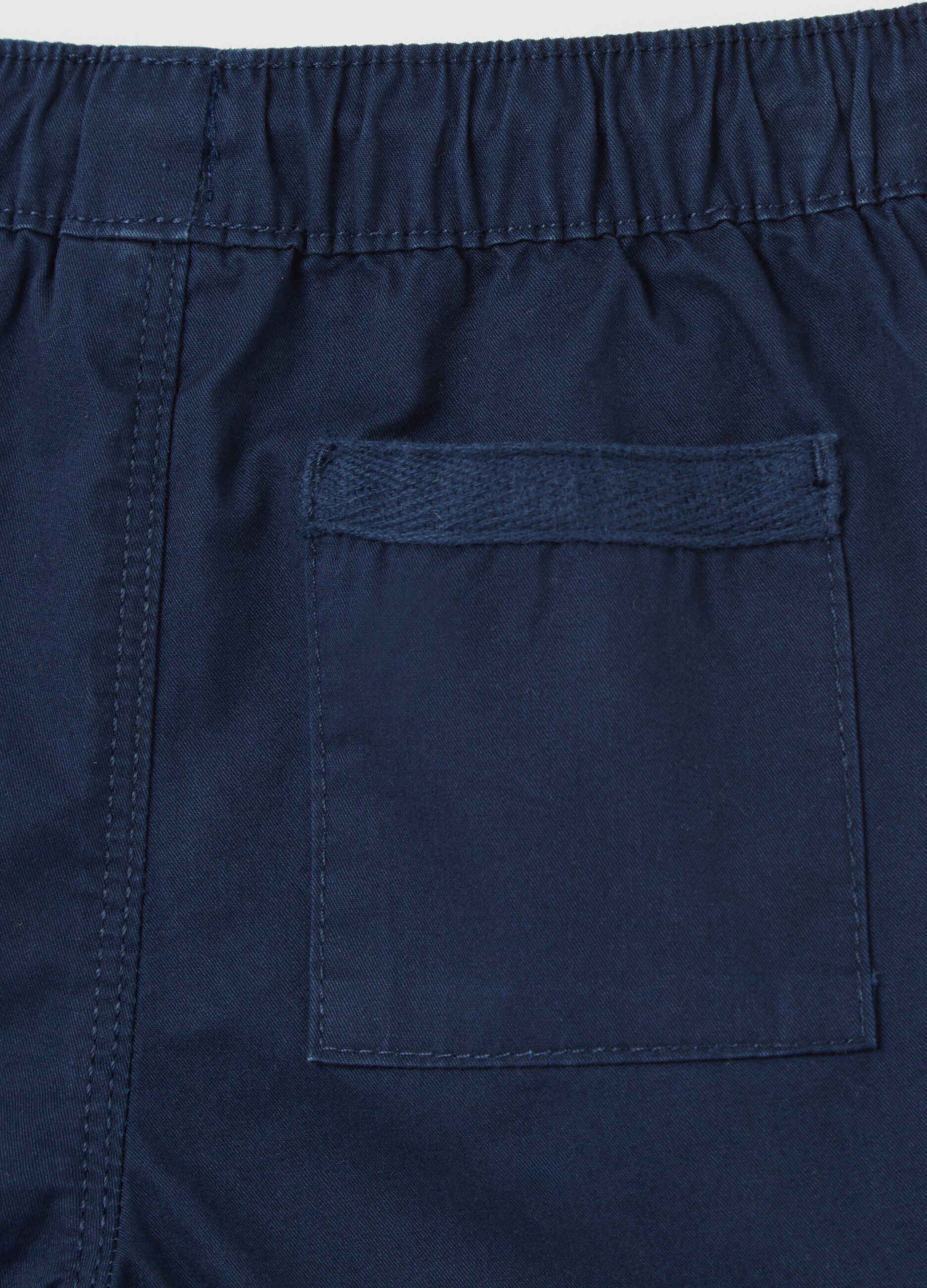 Boys’ shorts in 100% blue cotton with regular fit and elasticated waist