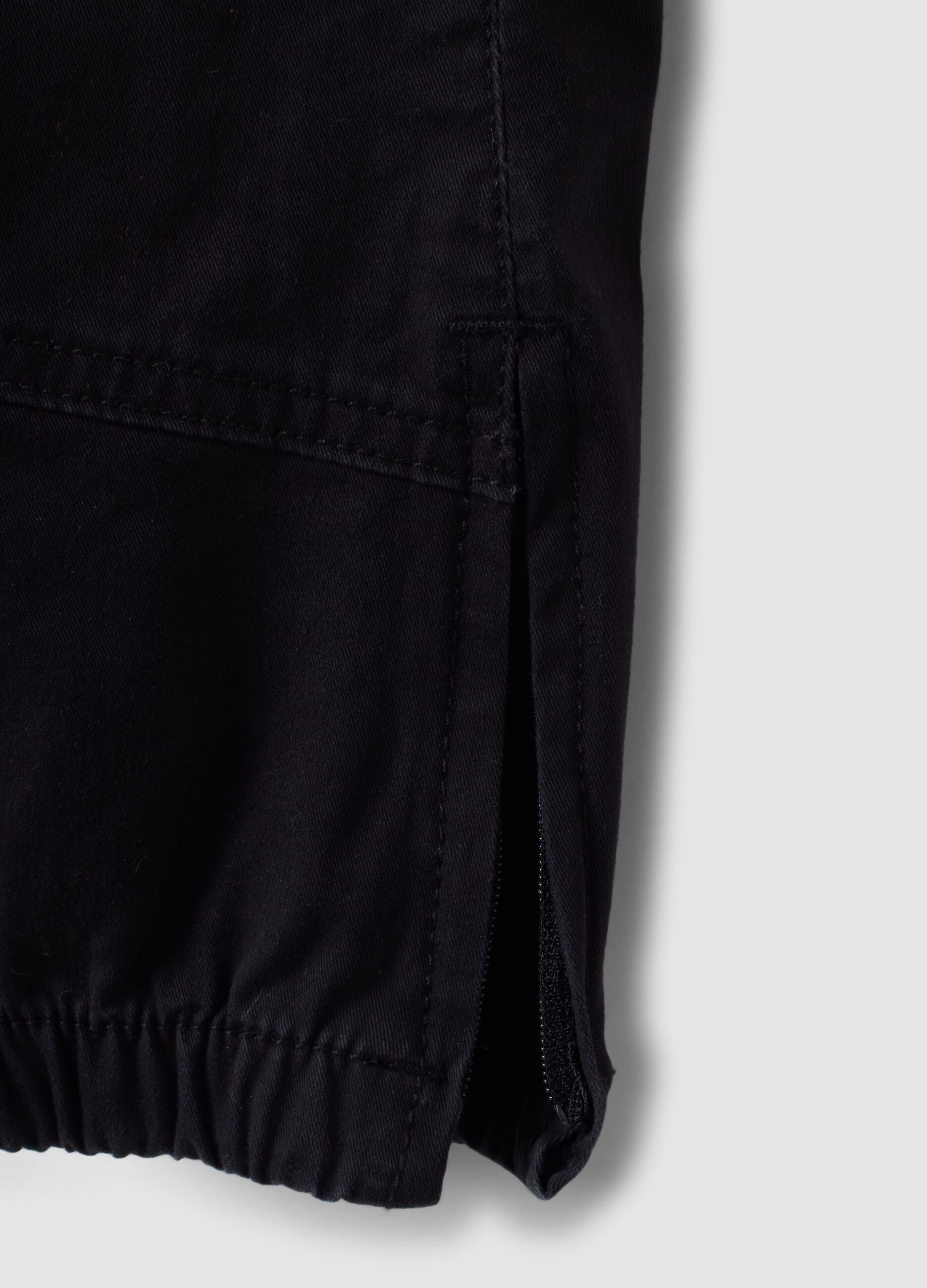 Pantaloni neri in cotone elasticizzato con fondo elasticizzato per bambino