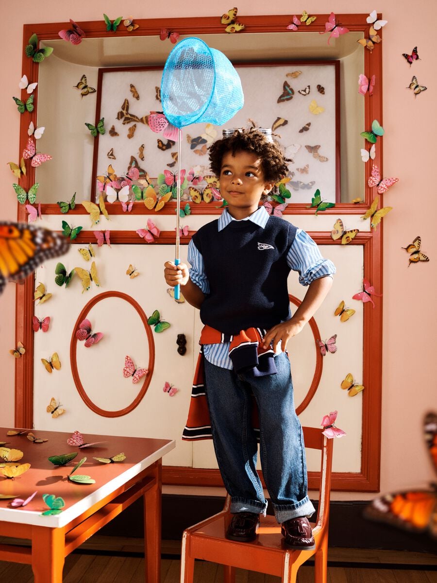 Gilet blu in misto cotone con lavorazione a maglia e ricamo per bambino_0