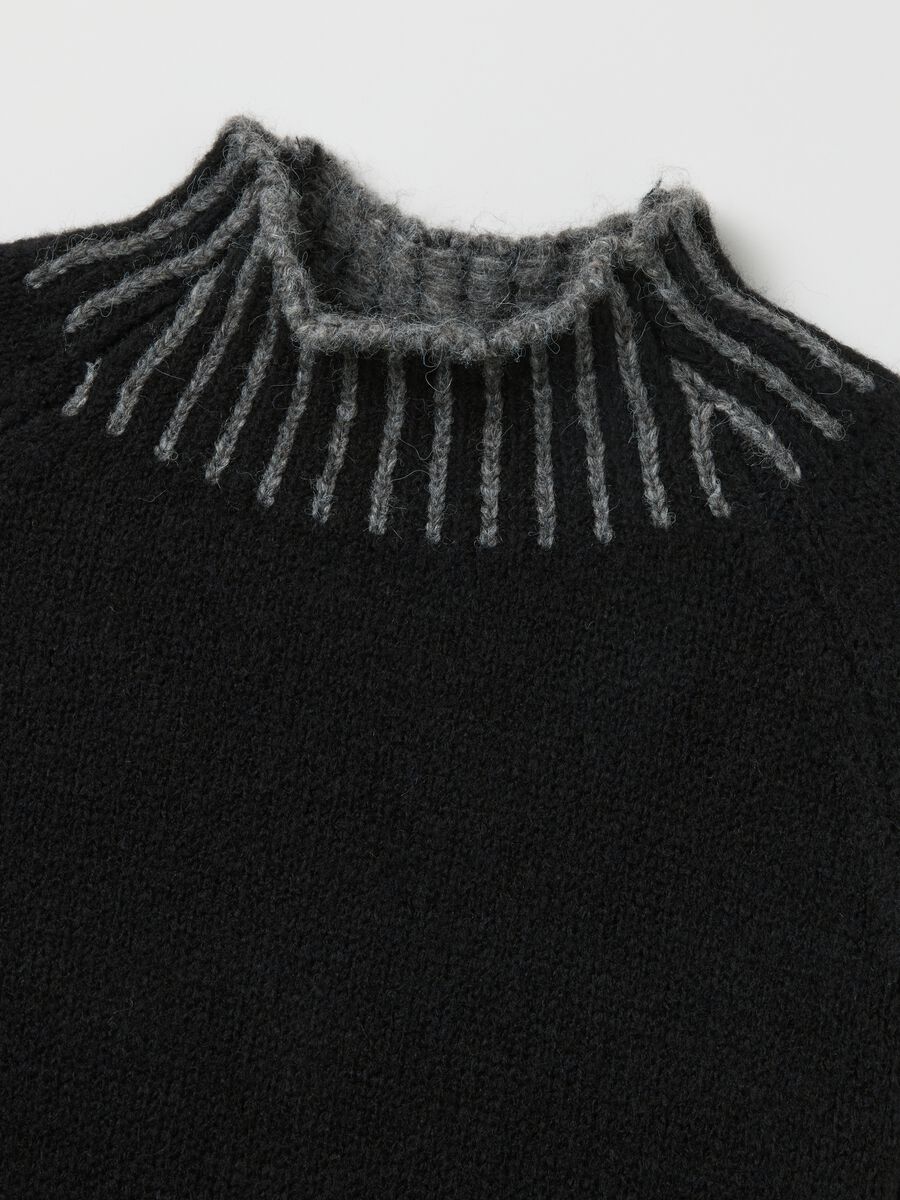 Maglione nero regular fit con collo a coste e dettagli cut-out_1