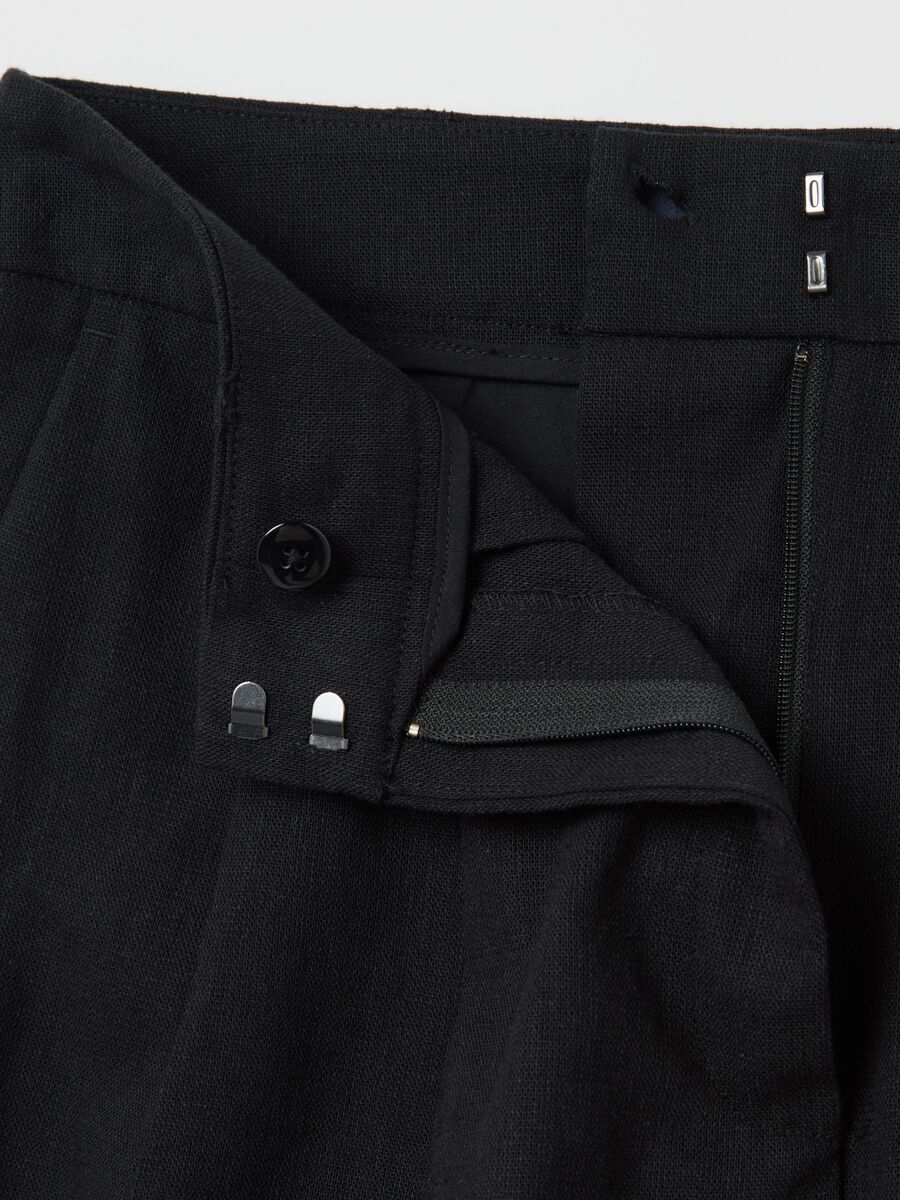 Bermuda shorts with darts_5