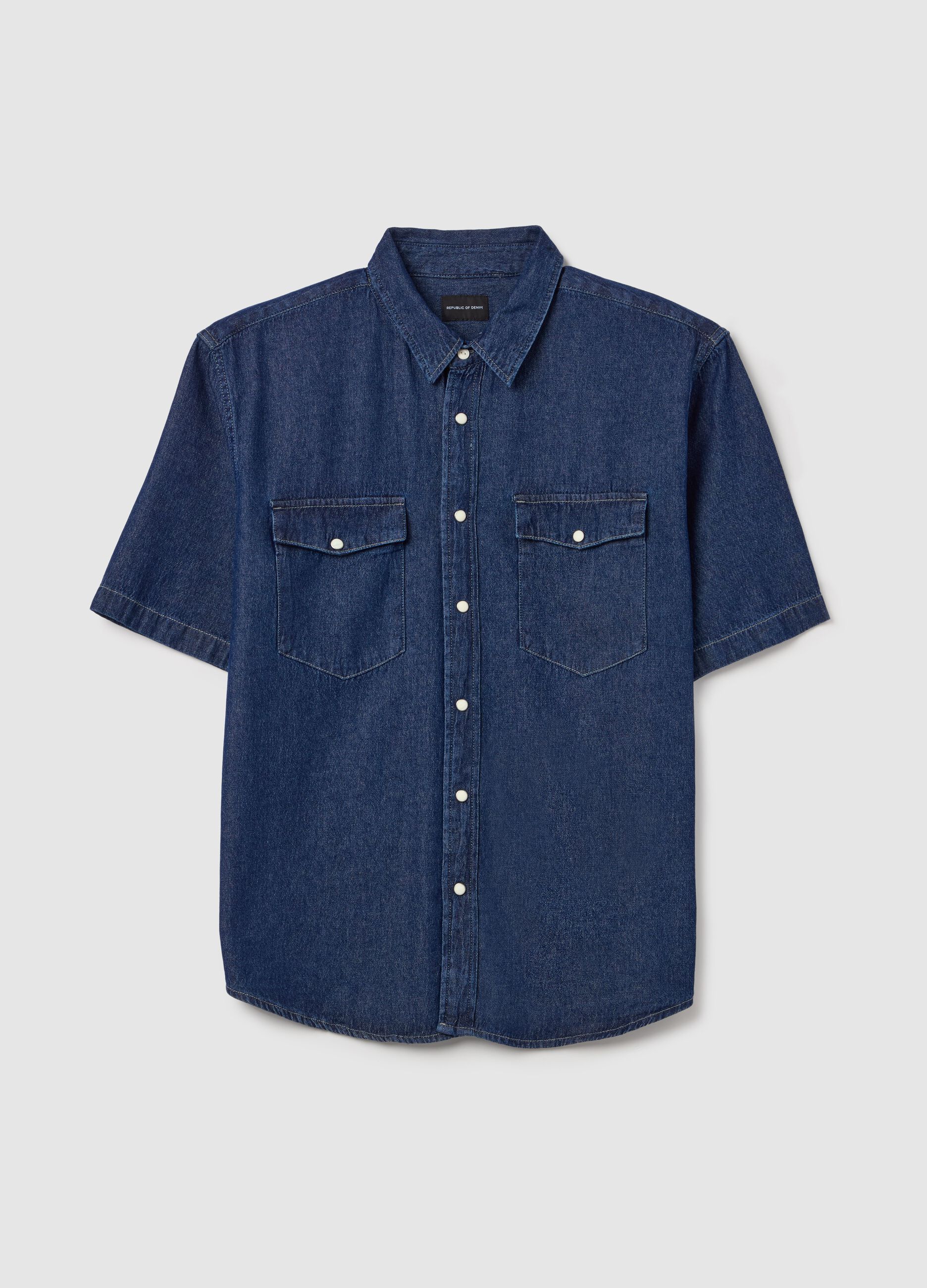 Short-sleeved shirt in denim with pockets