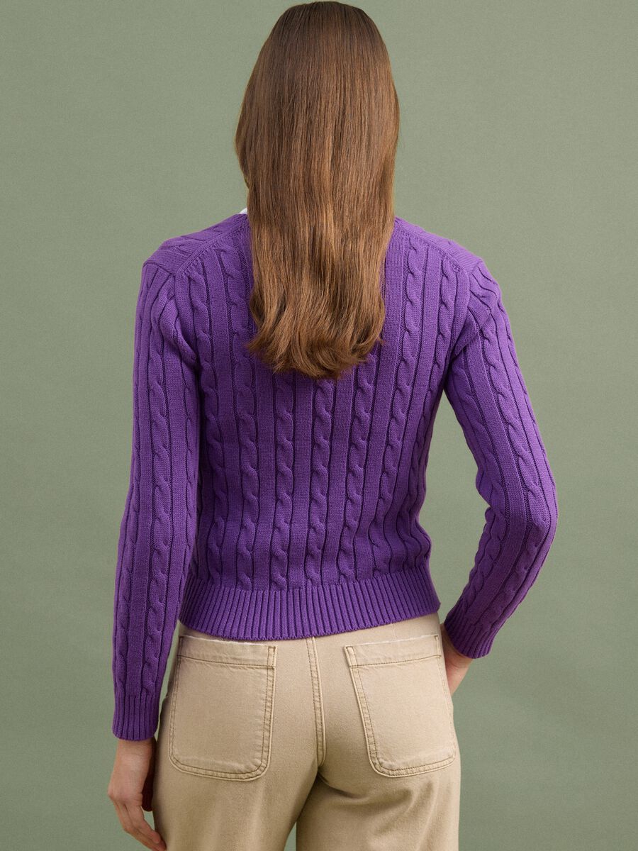 Maglia viola in puro cotone a trecce con scollo profondo a V_3