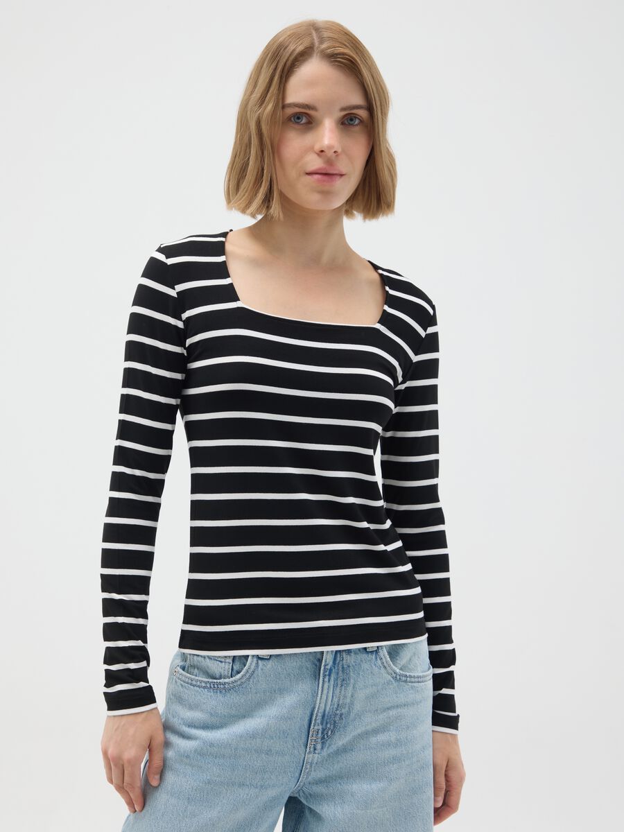 Black and white striped crew neck jumper_0