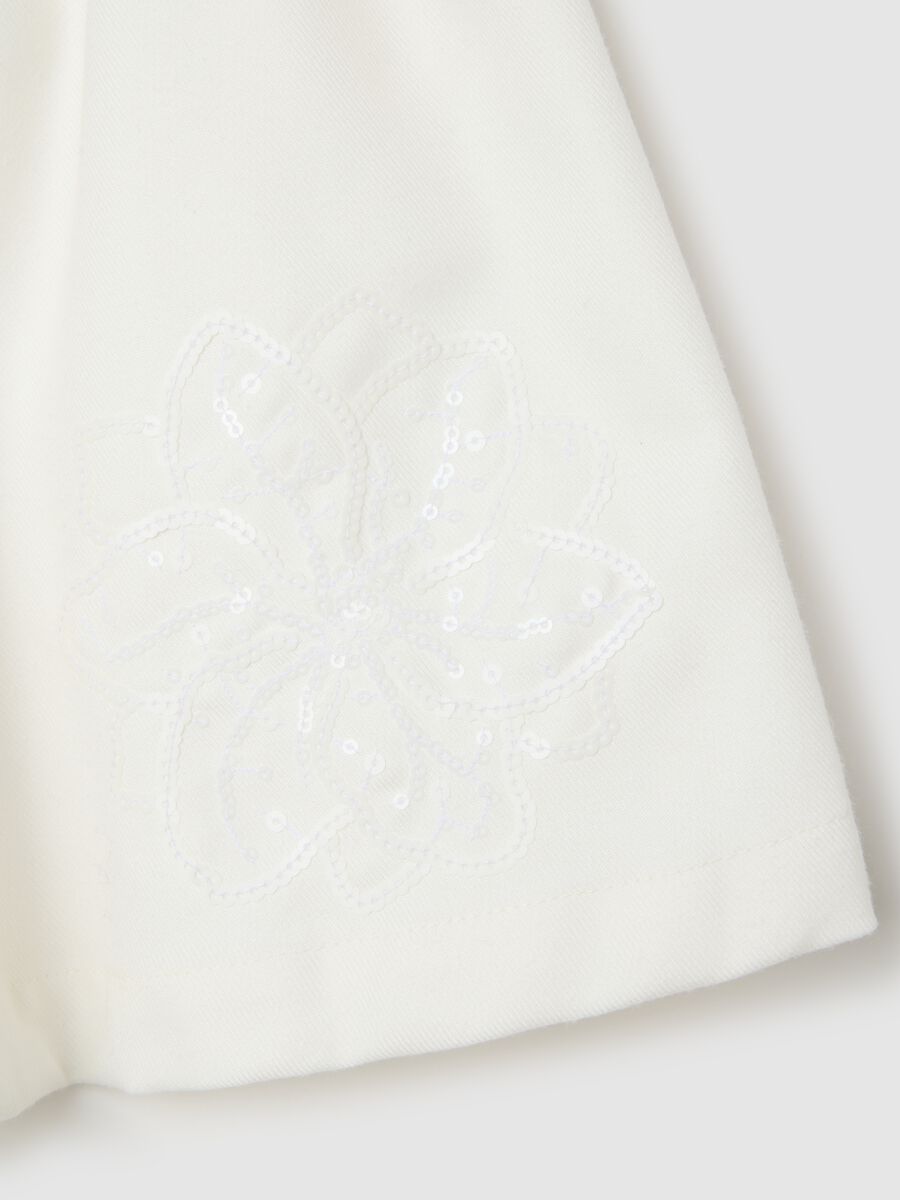 Cozy white shorts with embroidery_2