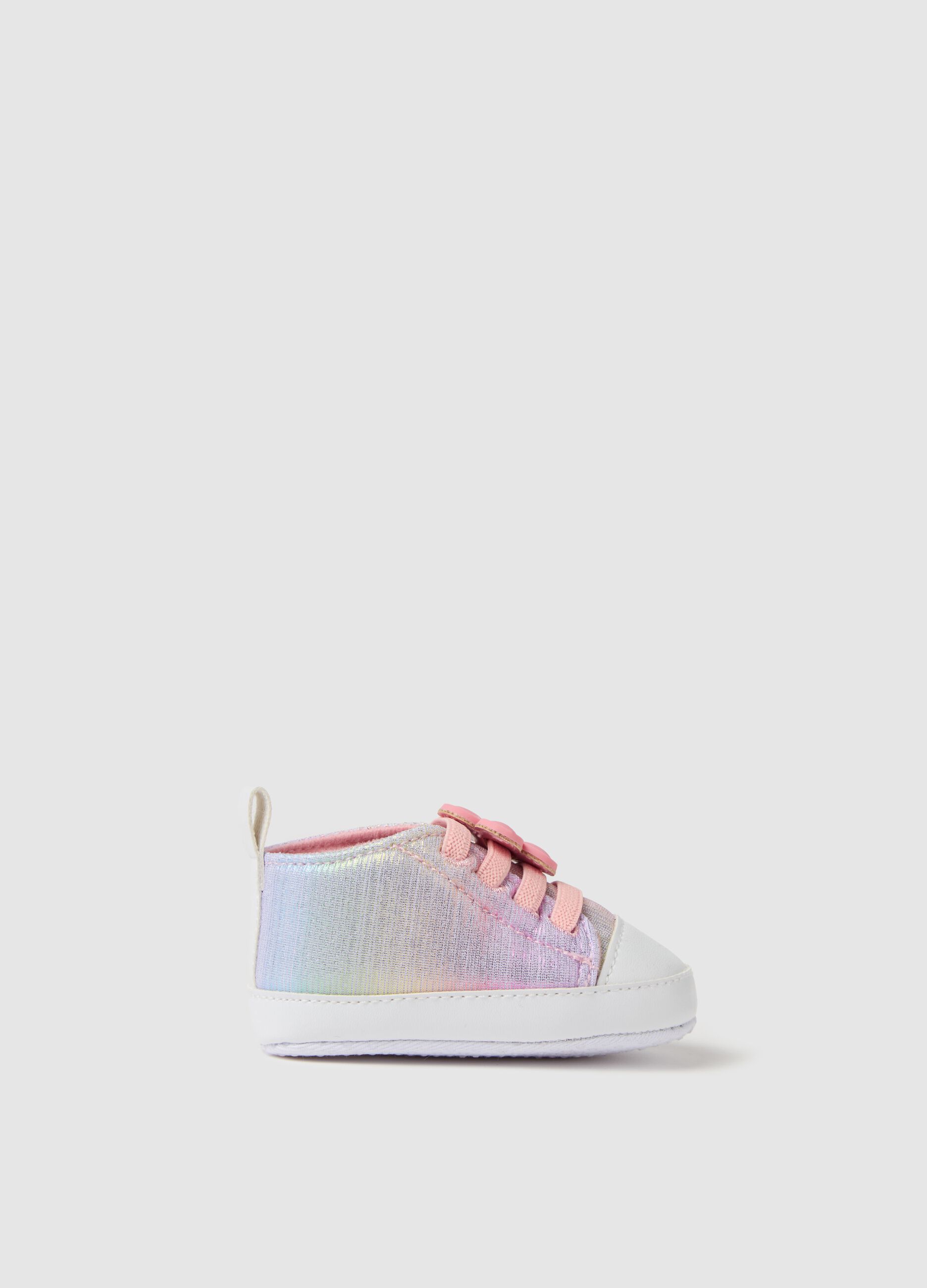 Scarpine effetto shiny con fiore applicato 