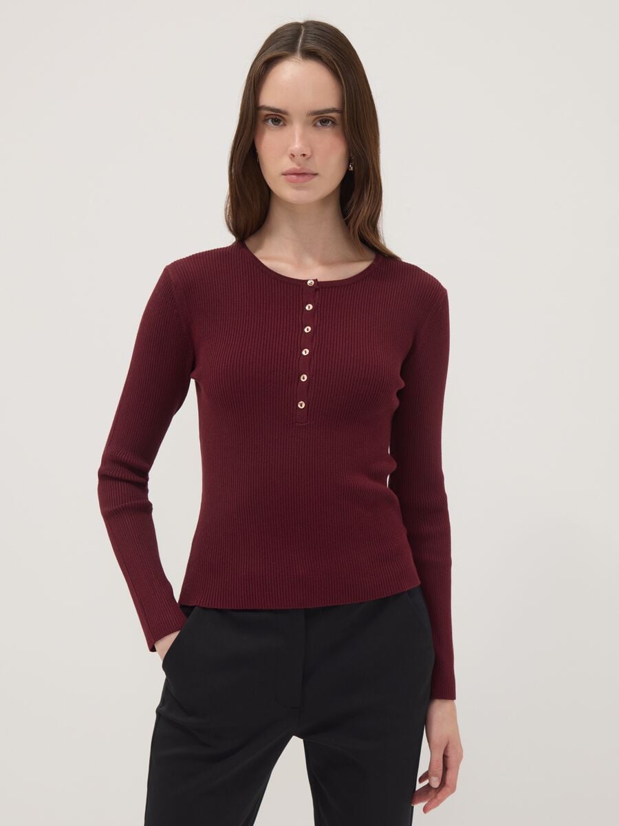 Maglia rossa in misto viscosa a costine con bottoni fitted_1