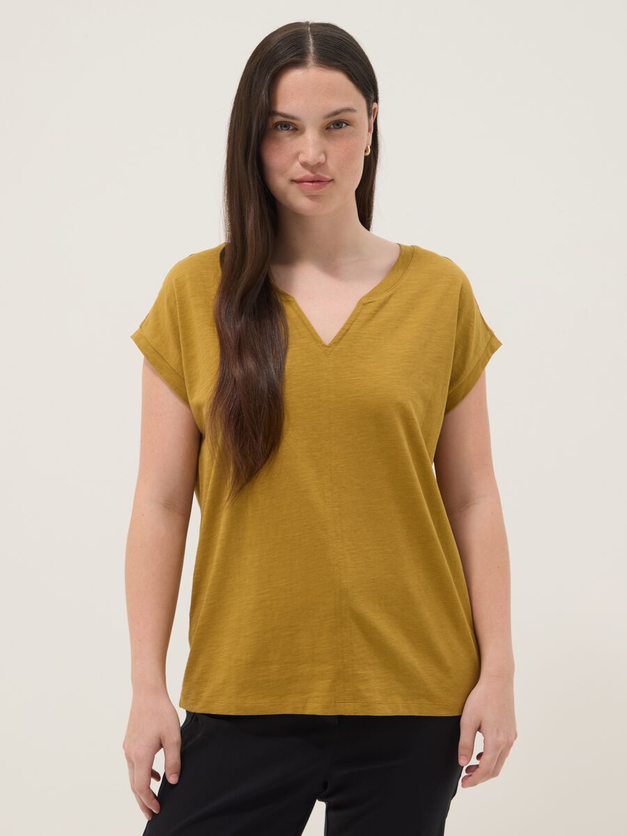 T-shirt in puro cotone gialla regular fit con collo a V_1