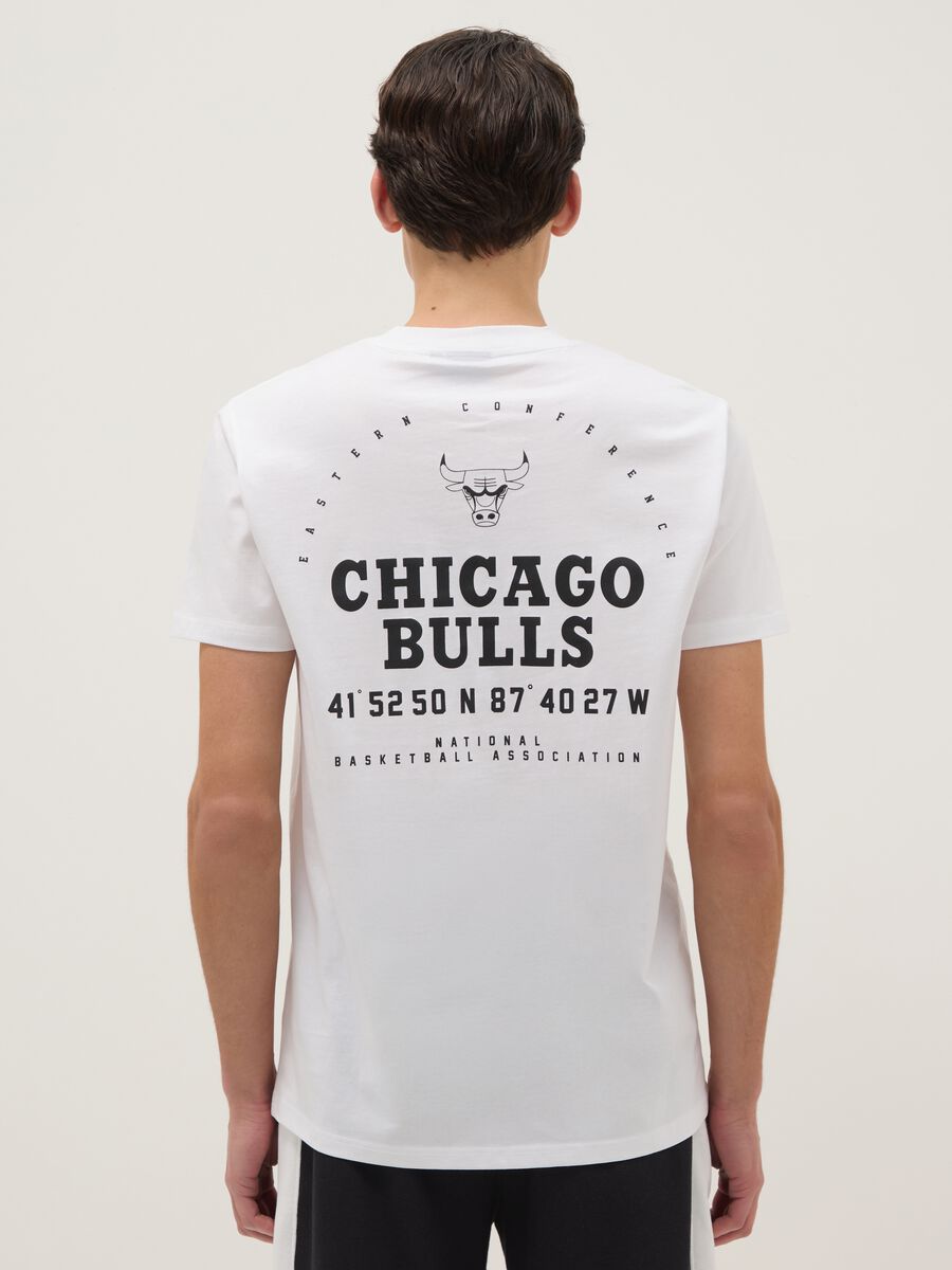 White pure cotton regular fit T-shirt with Chicago Bulls logo_2