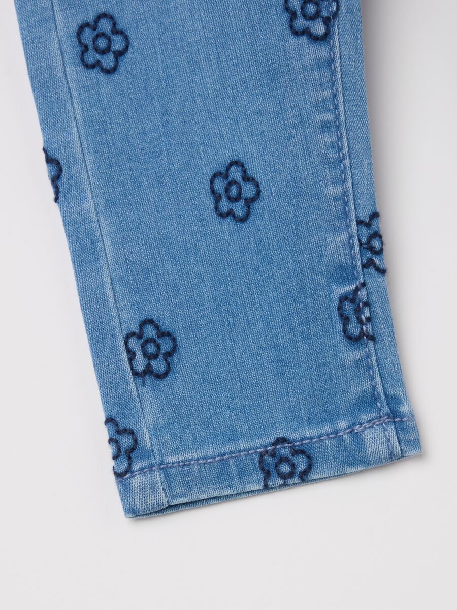 Five-pocket jeggings with embroidered flowers_3