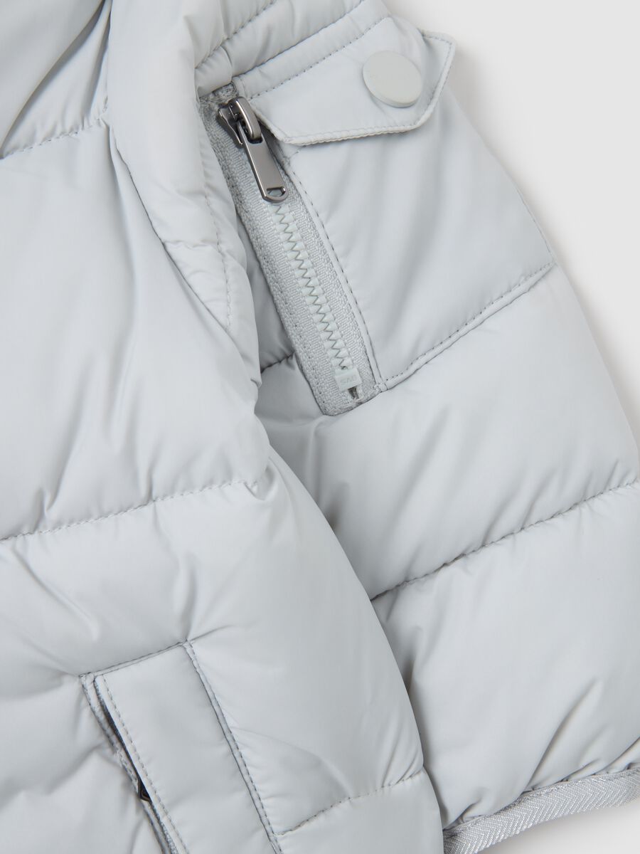 Piumino The Iconic Puffer grigio chiaro da bambino con cappuccio_2