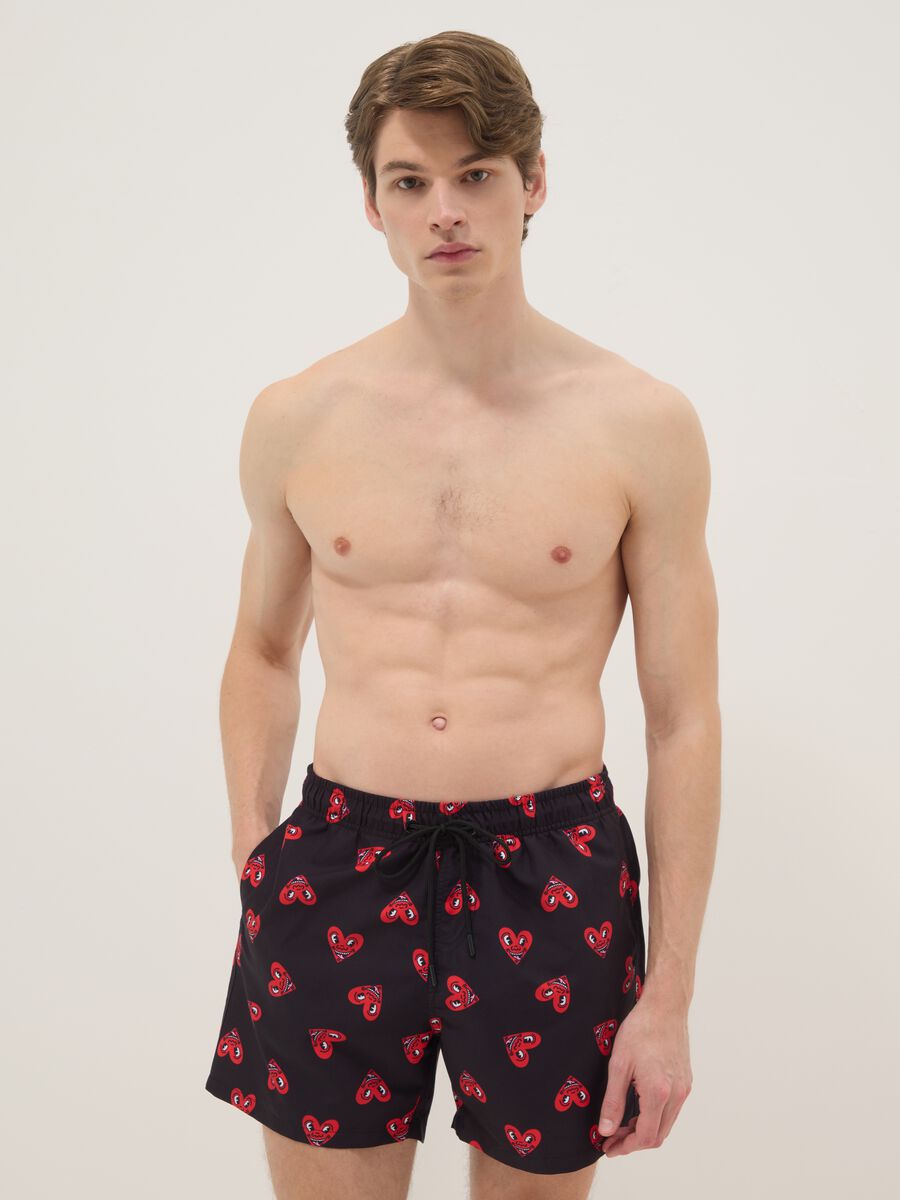 Boxer da mare neri con stampe cuori Keith Haring_0