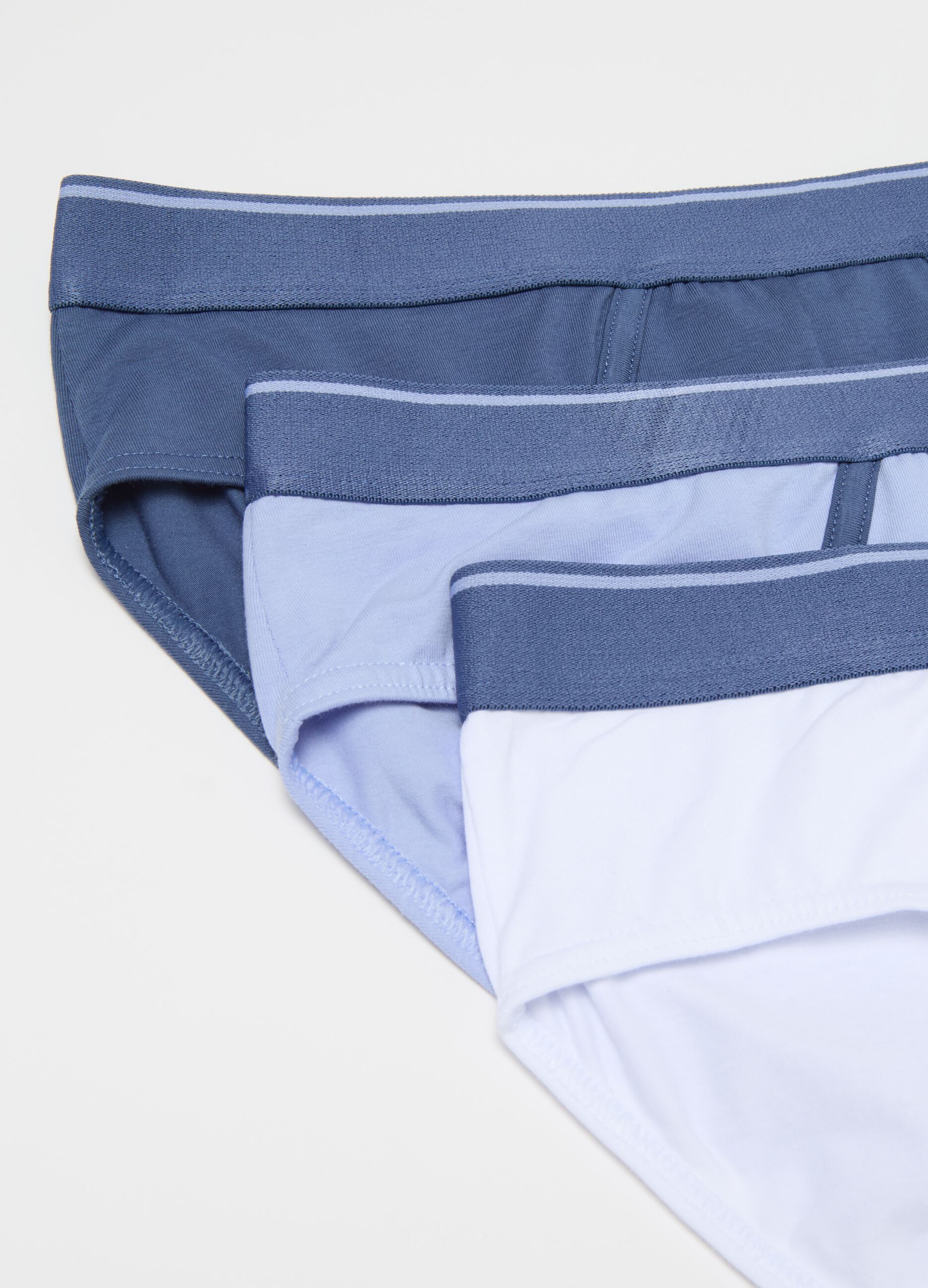 Three-pair pack briefs in stretch cotton with piping