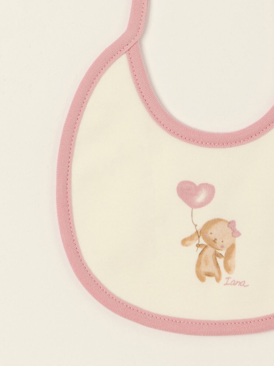 Two-pack of white pure cotton baby girl bibs with cute prints_2