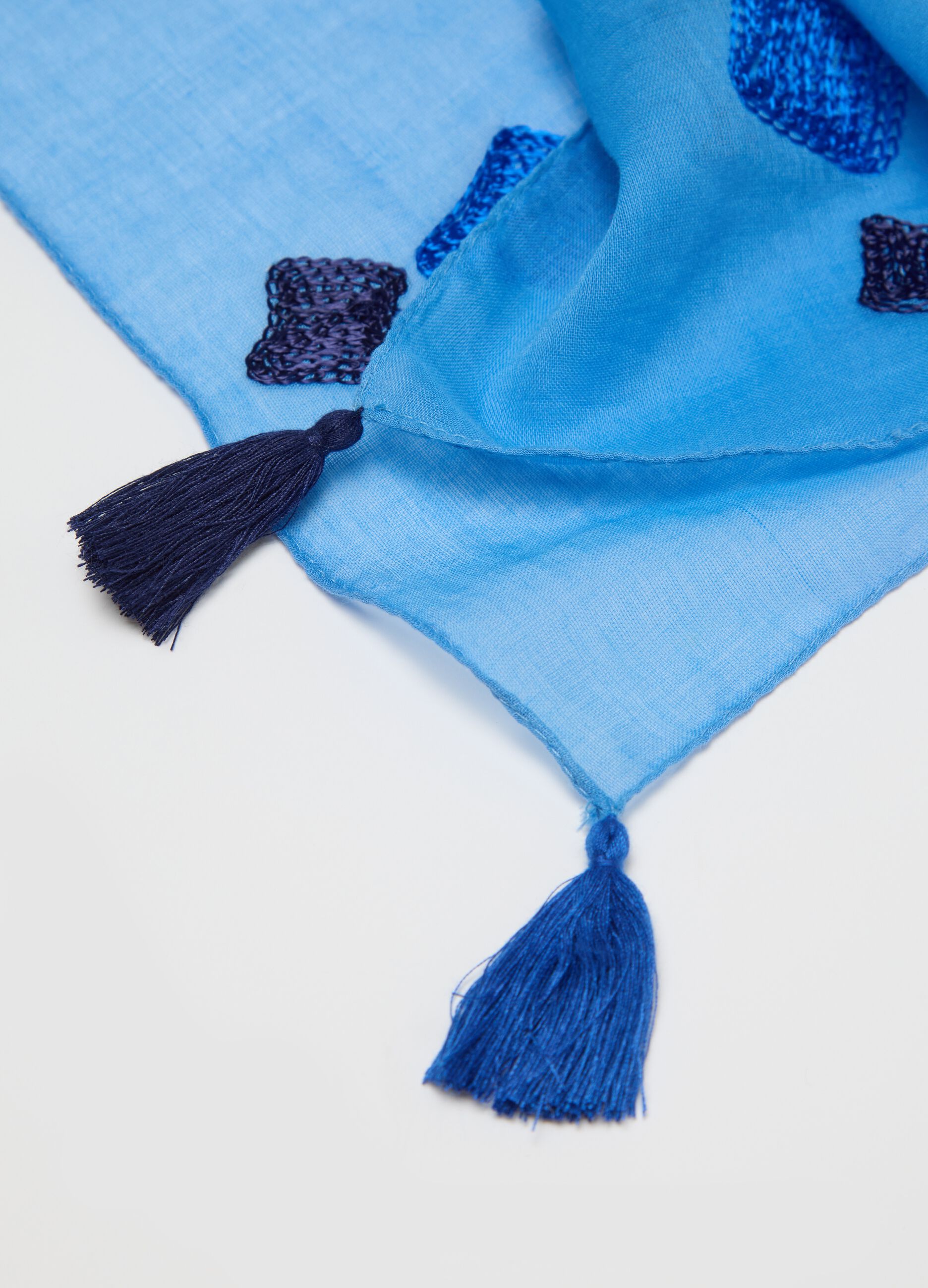 Sciarpa blu con ricami e nappine