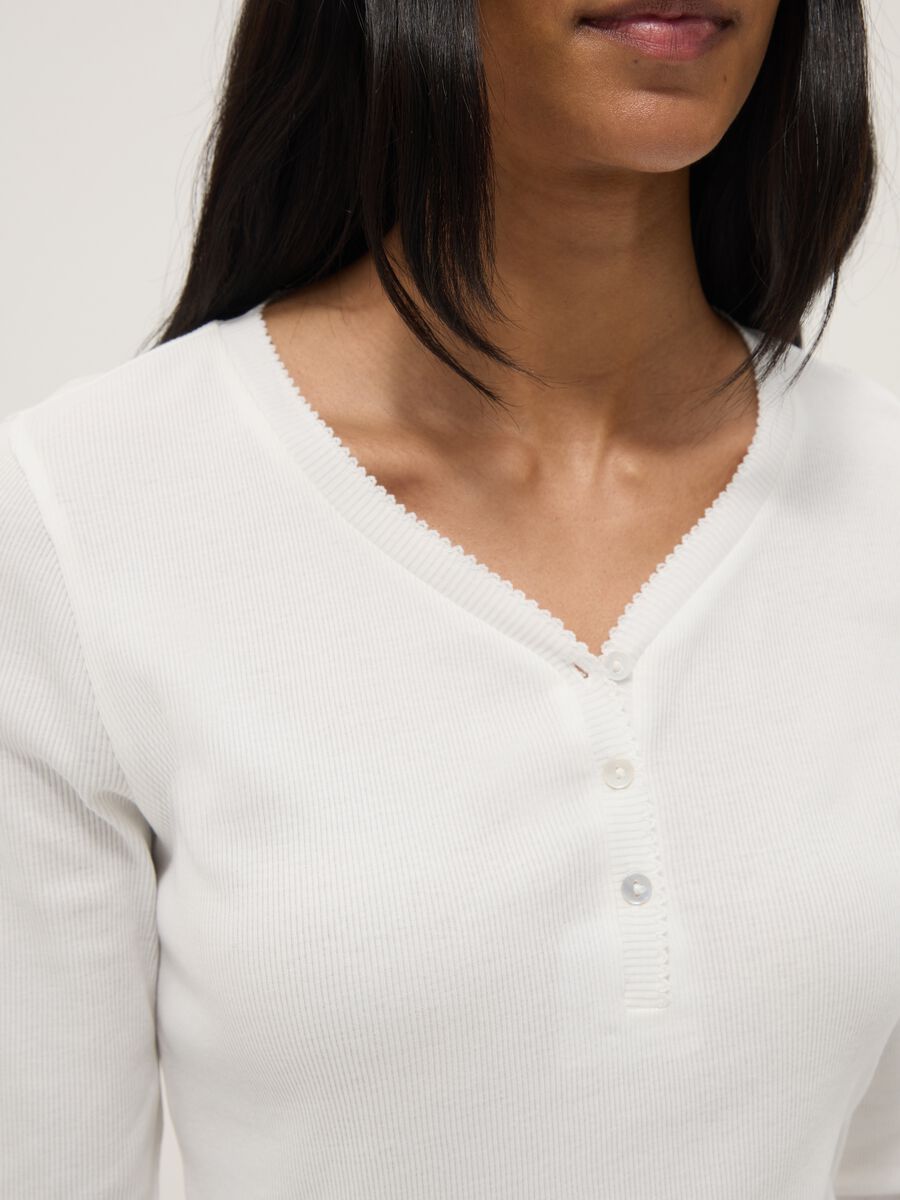 Maglia da notte in puro cotone bianca regular fit con collo serafino_3