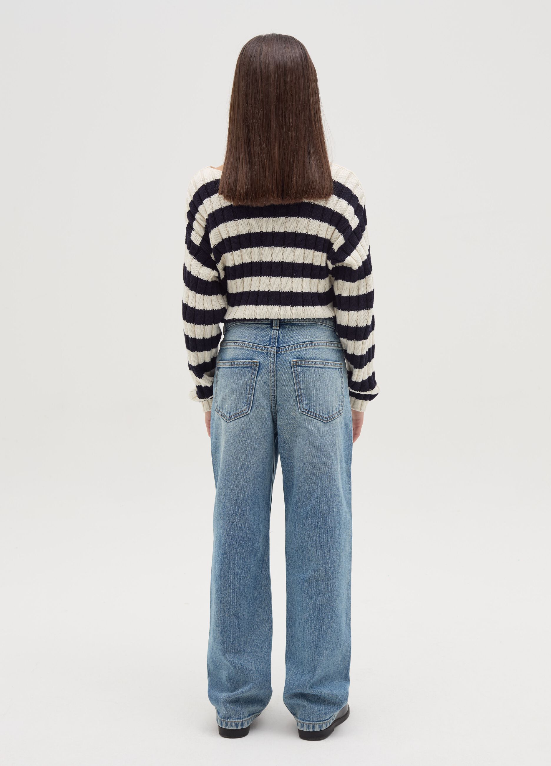 Straight-fit distressed jeans with five pockets