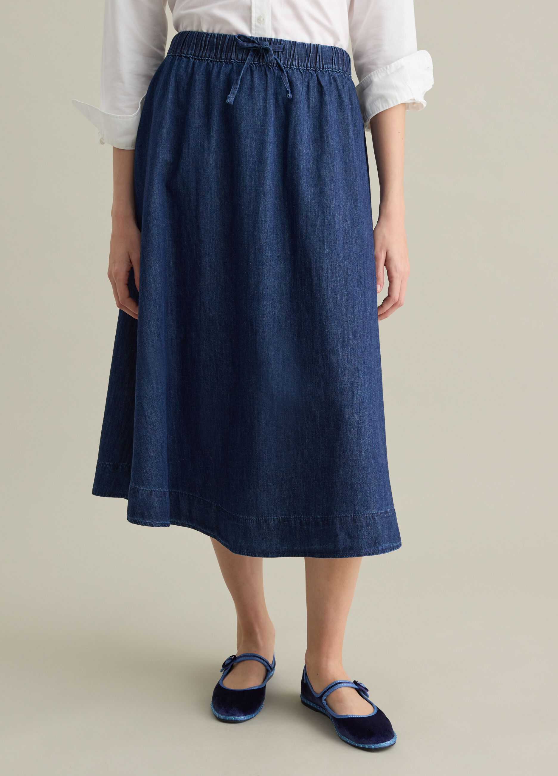 Long blue skirt in denim