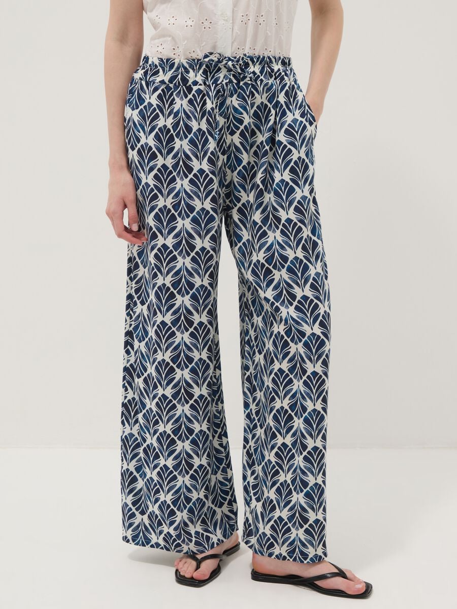Pantaloni blu in pura viscosa a gamba ampia con fantasia regular fit_1
