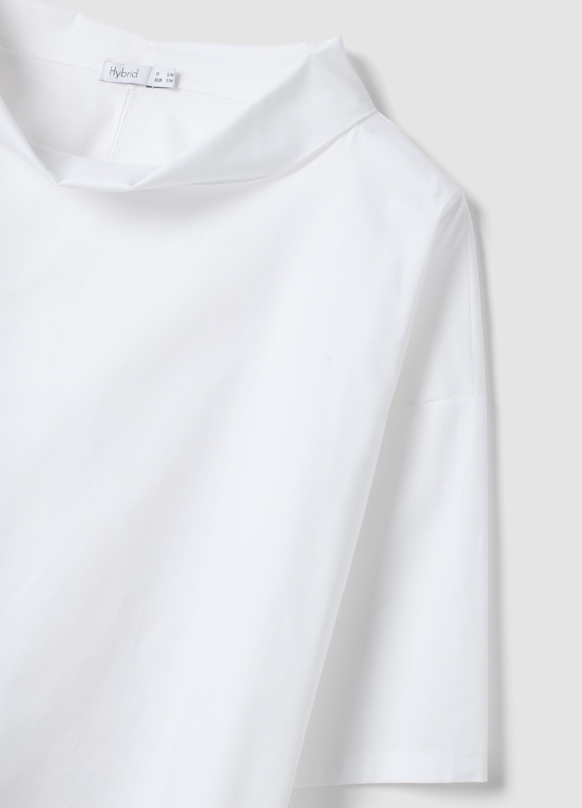 Maglia bianca in cotone elasticizzato con collo alto morbido