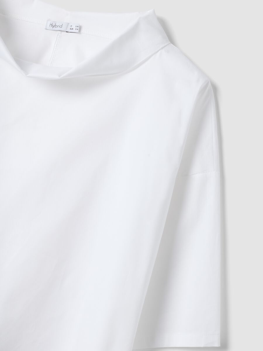 Maglia bianca in cotone elasticizzato con collo alto morbido_5