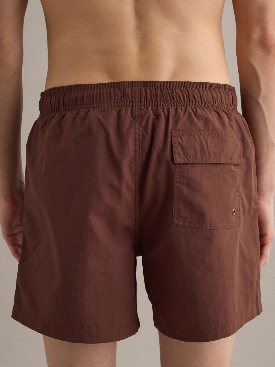 Boxer da mare marrone con vita elasticizzata e coulisse_4