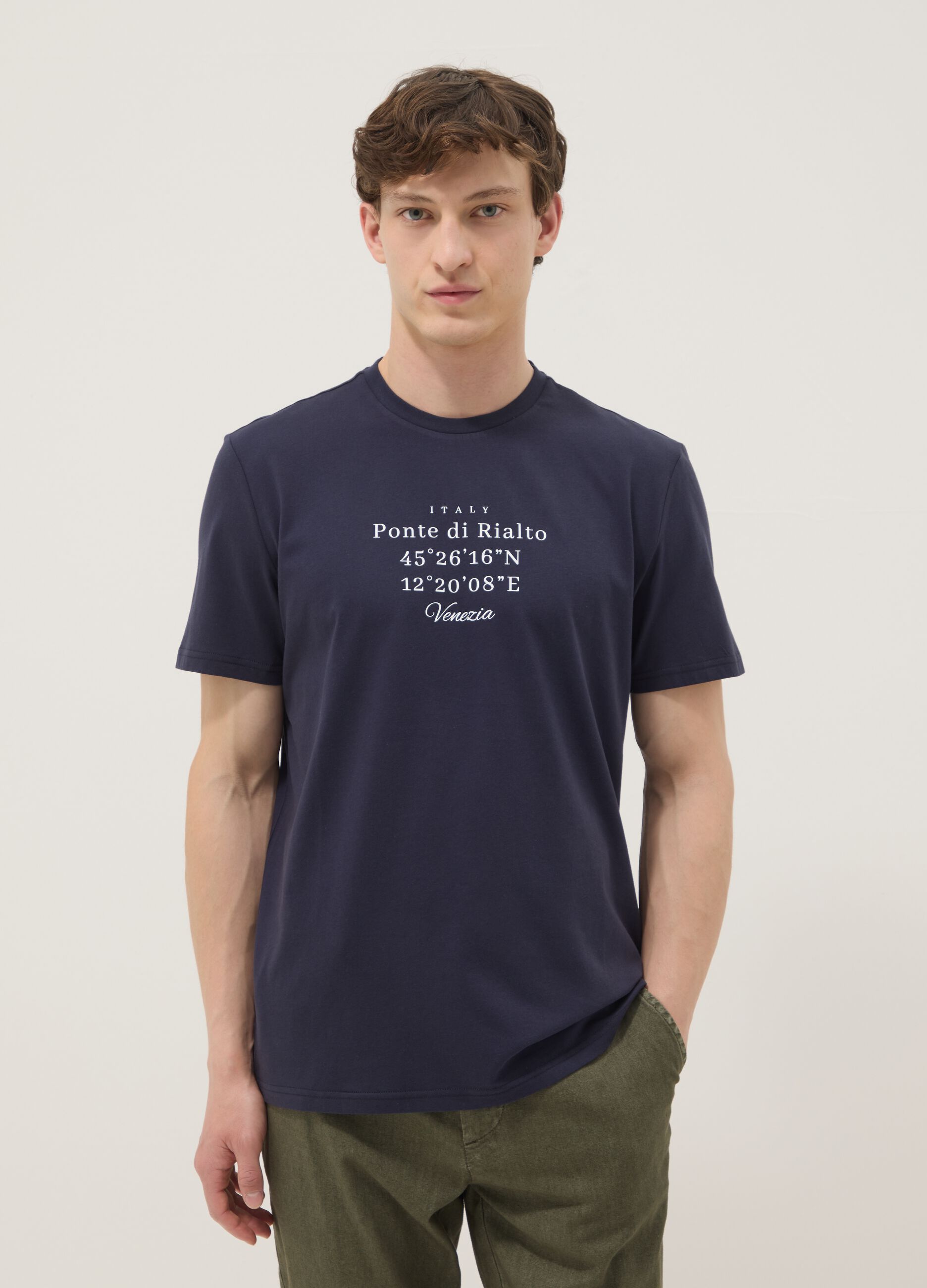 T-shirt blu in puro cotone con stampa frontale regular fit