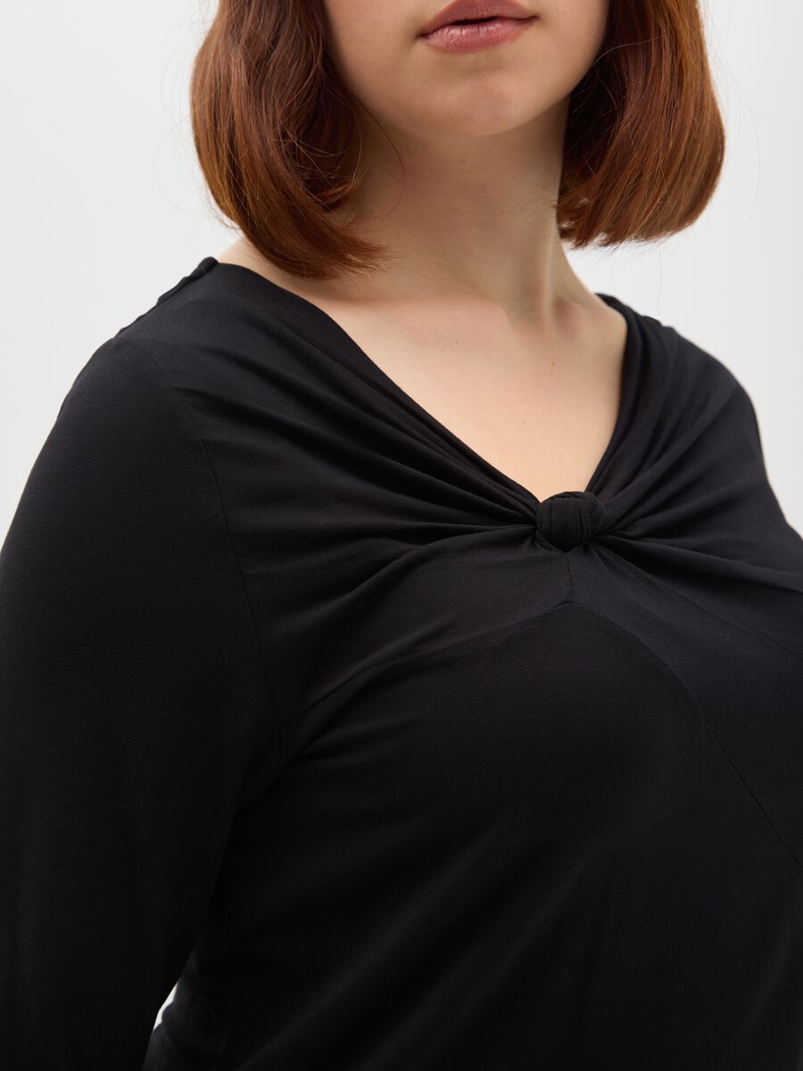 Maglia nera regular fit con scollo a V_3