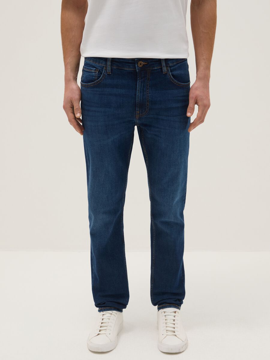 Jeans in cotone elasticizzato blu slim fit con cinque tasche_1