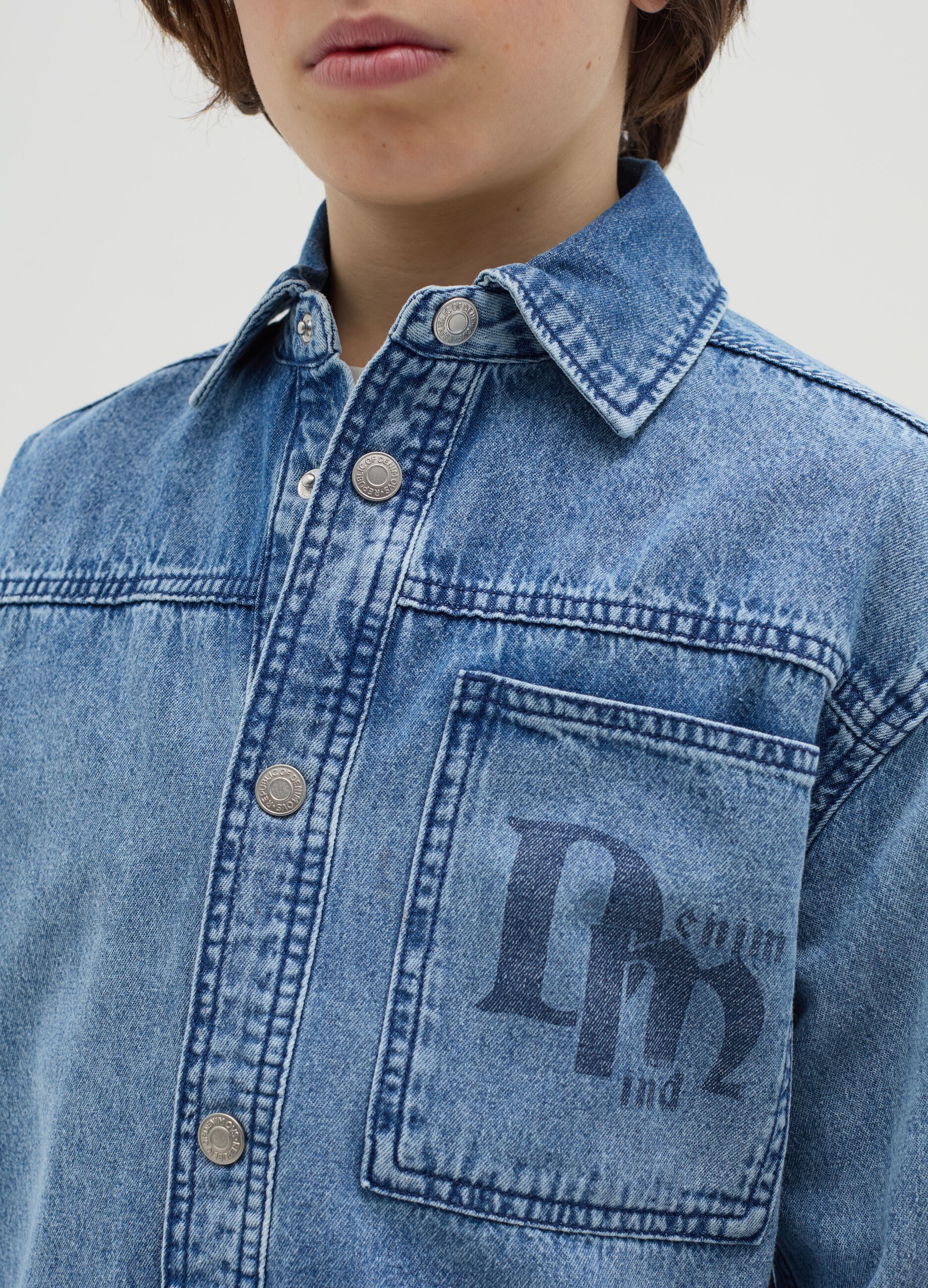 Shacket in denim acid wash con stampa 