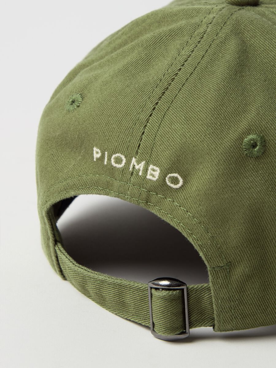 Baseball cap with embroidered logo_2