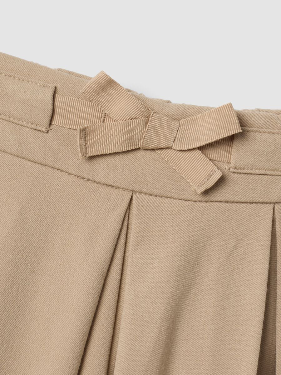 Pantaloni beige wide leg in viscosa elasticizzata con fiocco per bimba_3