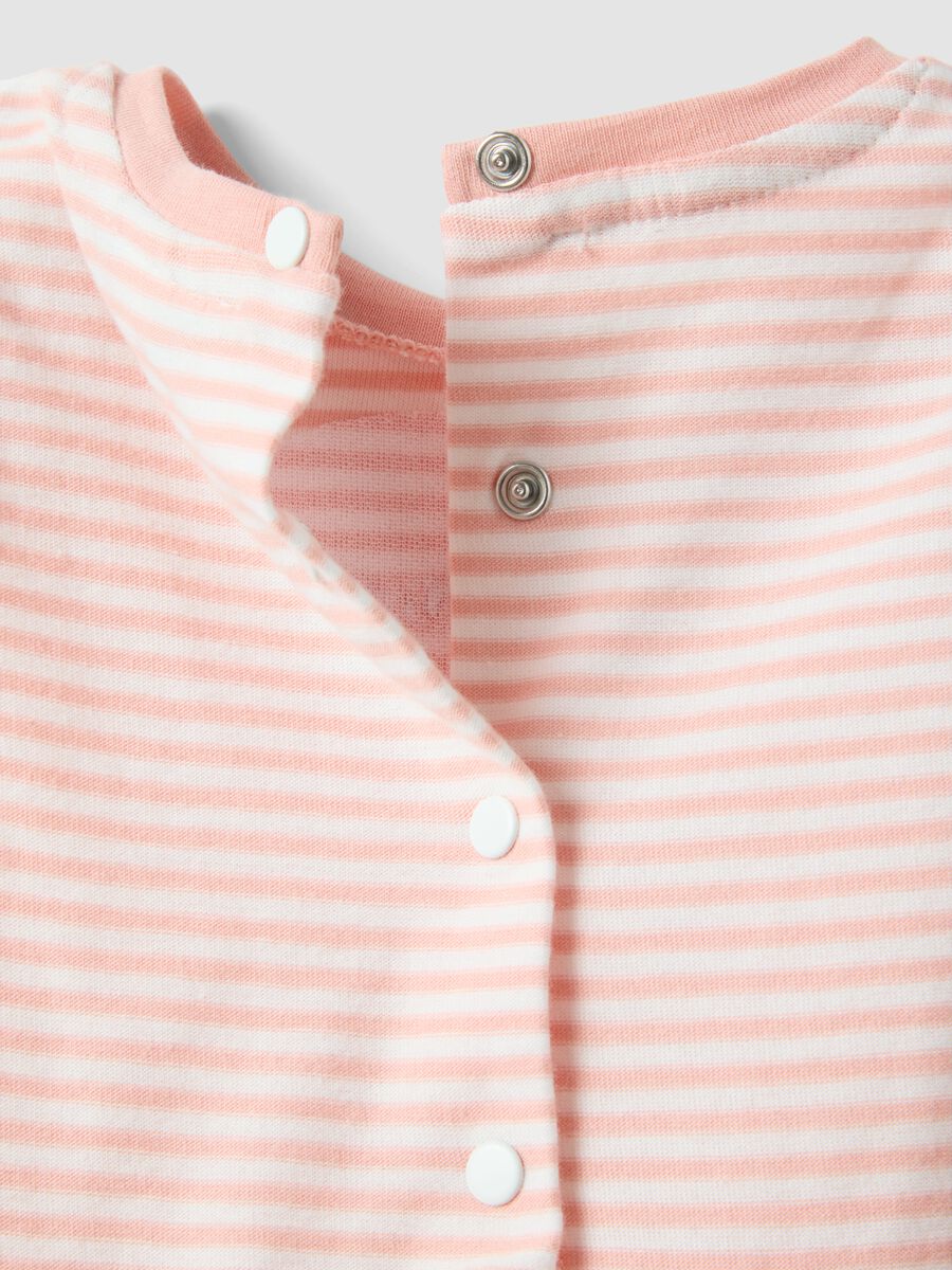 Pagliaccetto in puro cotone a righe multicolor da neonata con ricamo_3