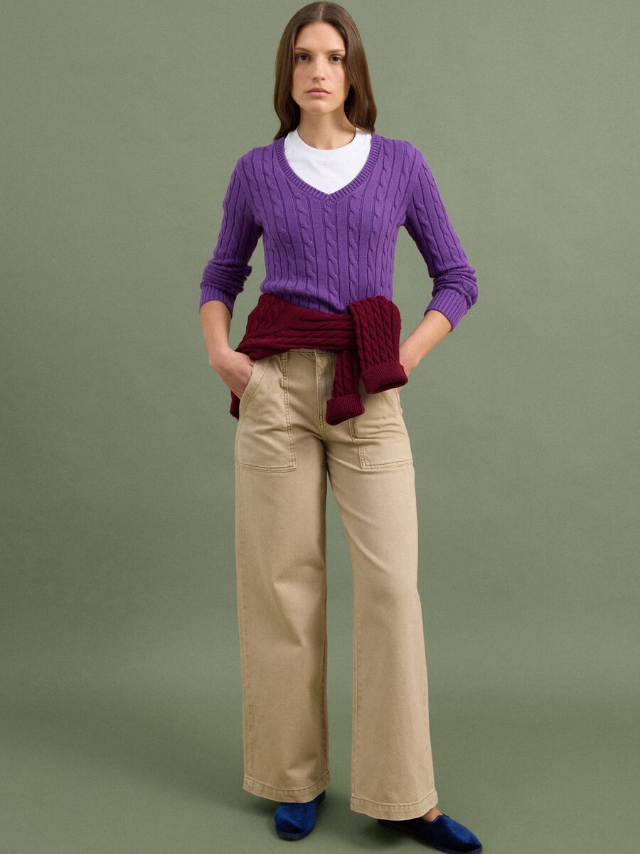 Maglia viola in puro cotone a trecce con scollo profondo a V_2