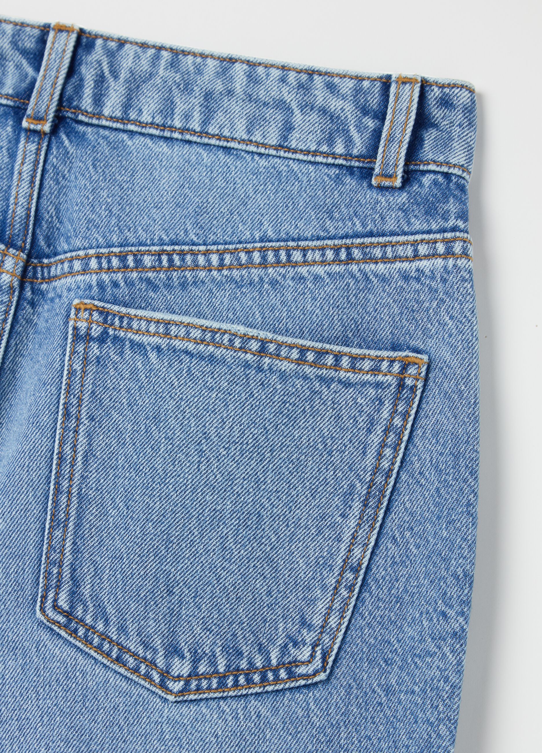 Straight-fit jeans with five pockets