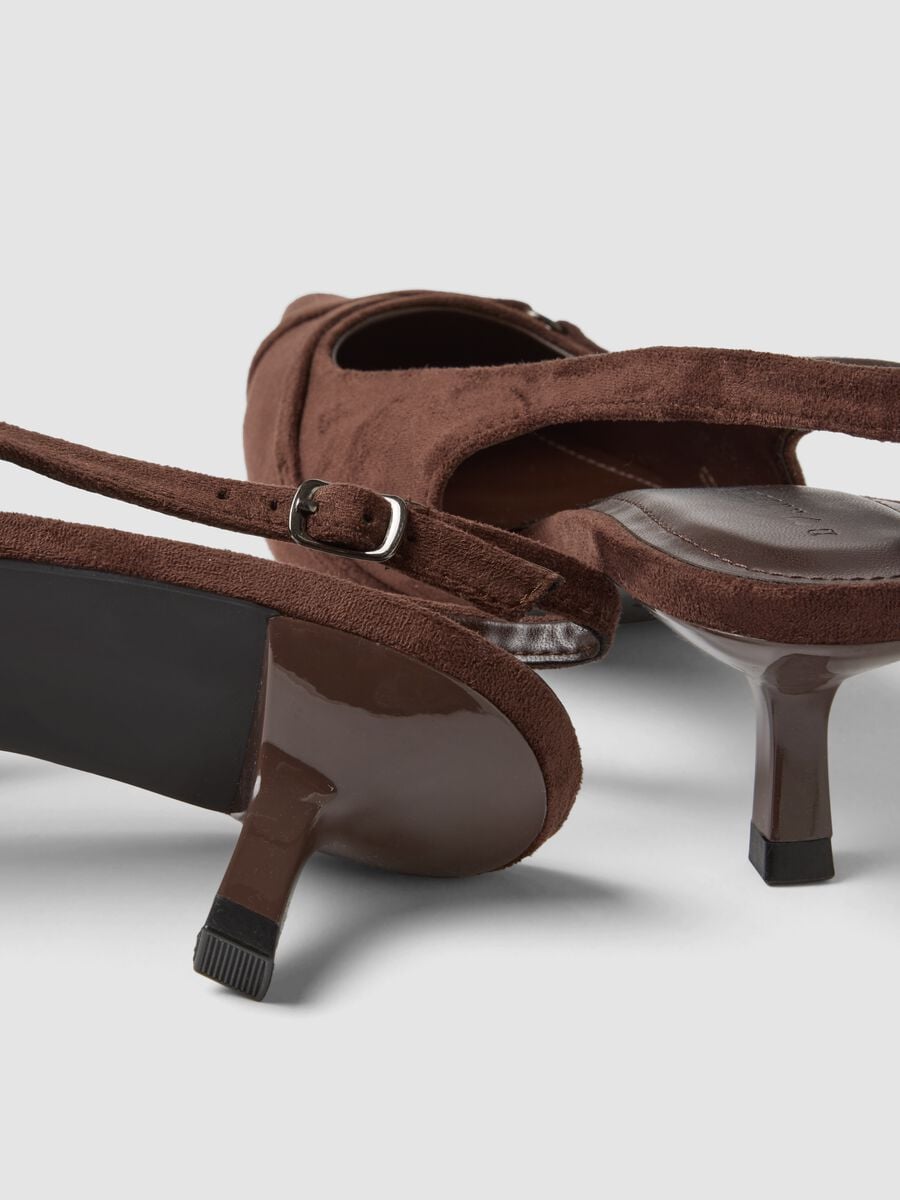 Brown slingback court shoes with heel and buckles_2