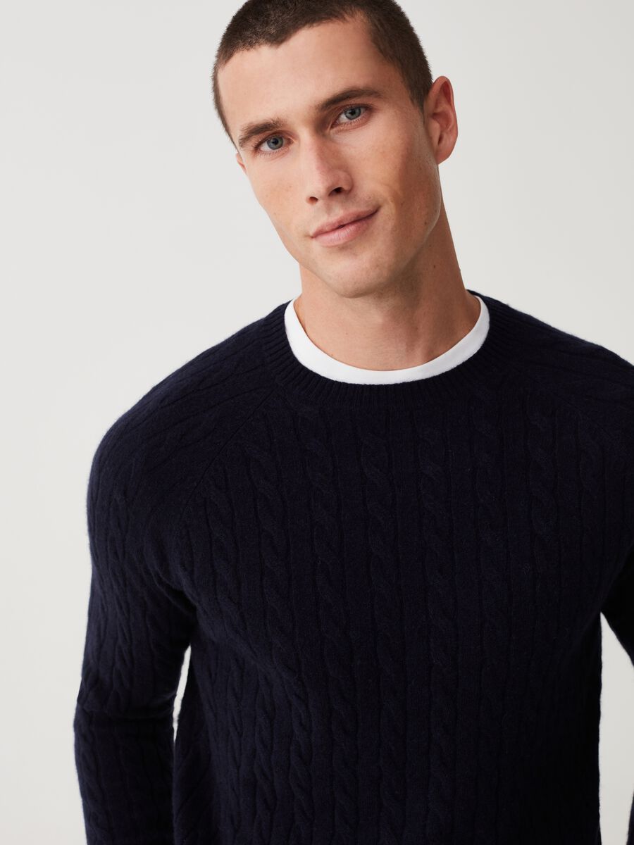 Pullover in cashmere con lavorazione a trecce_1