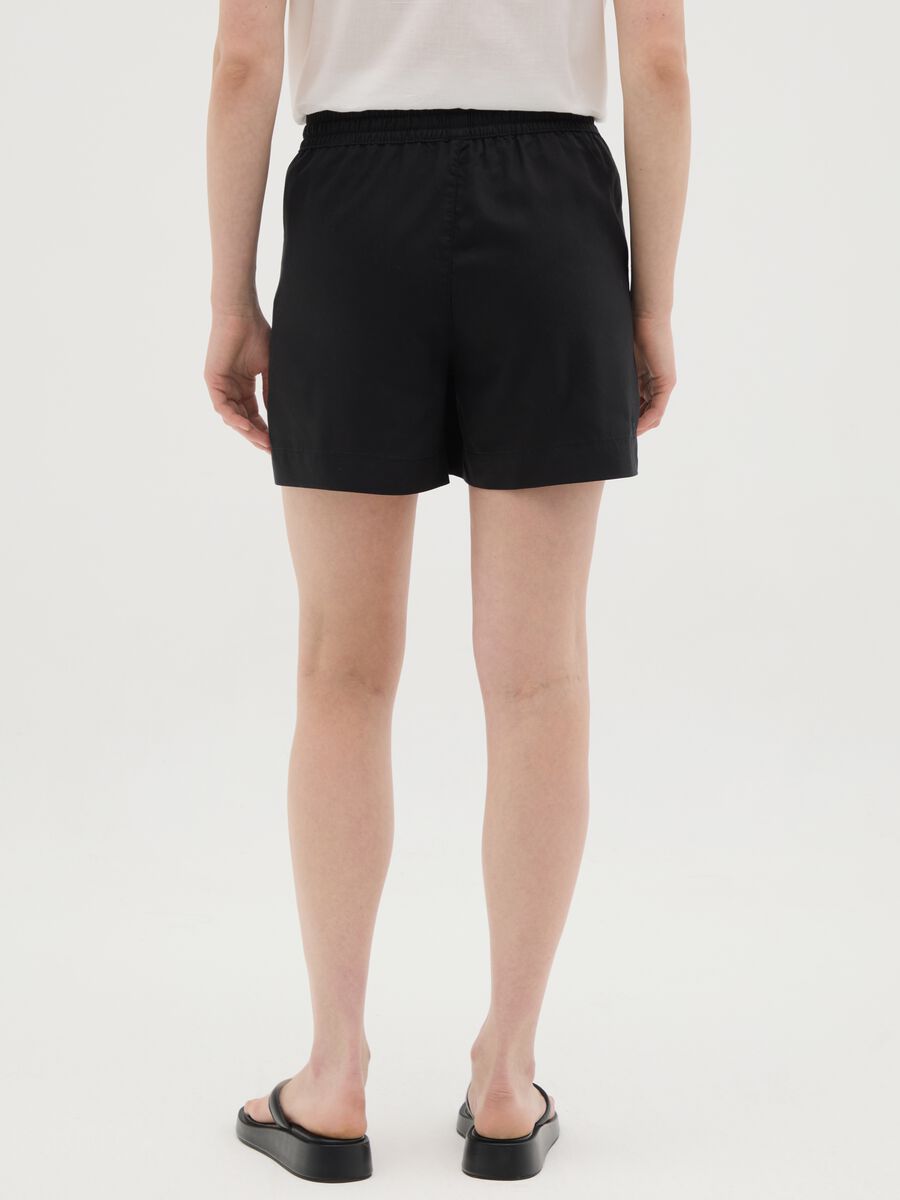 Shorts da donna in lyocell nero regular fit_3