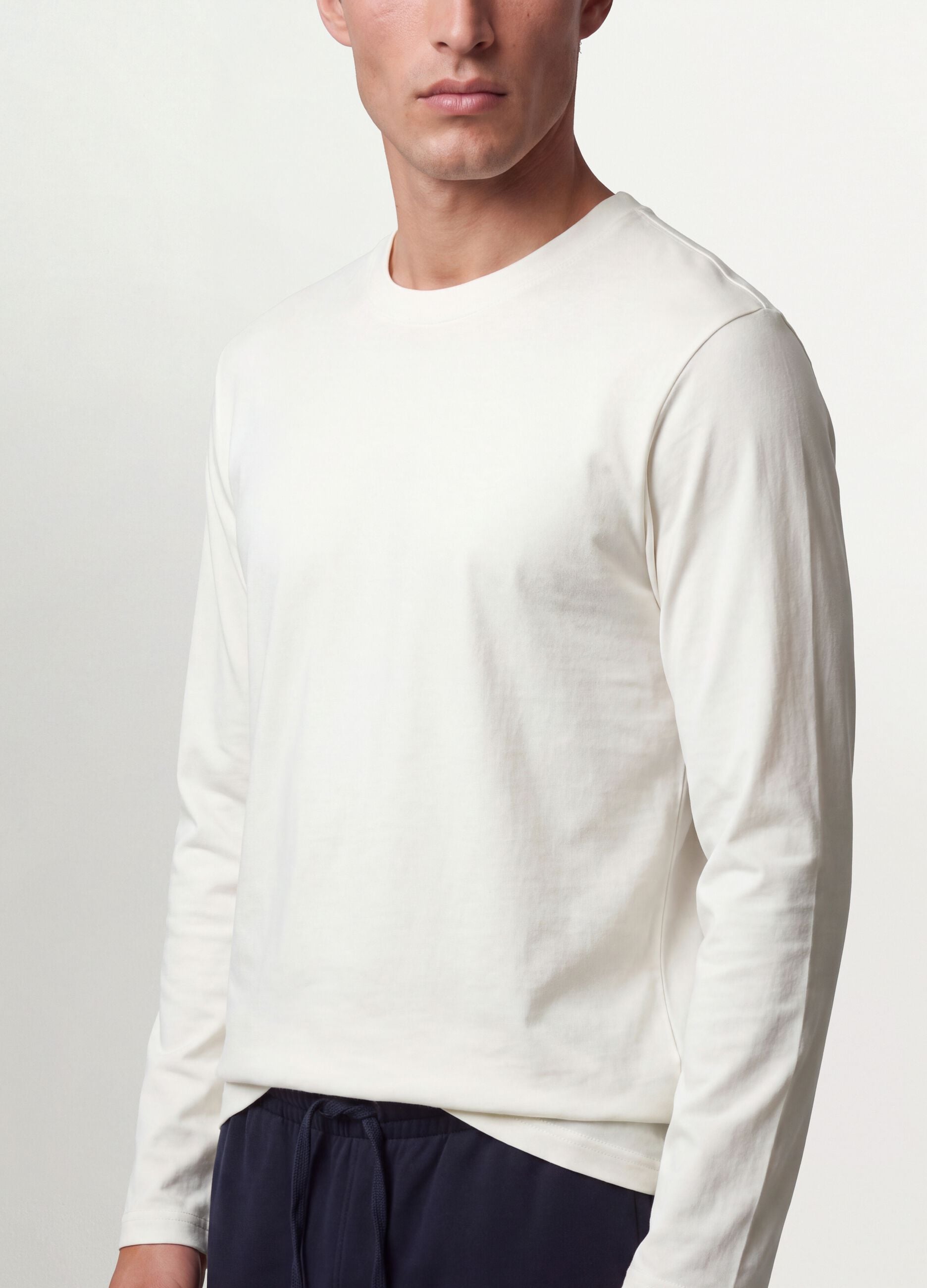 White long-sleeve T-shirt in pure organic cotton with crew neck