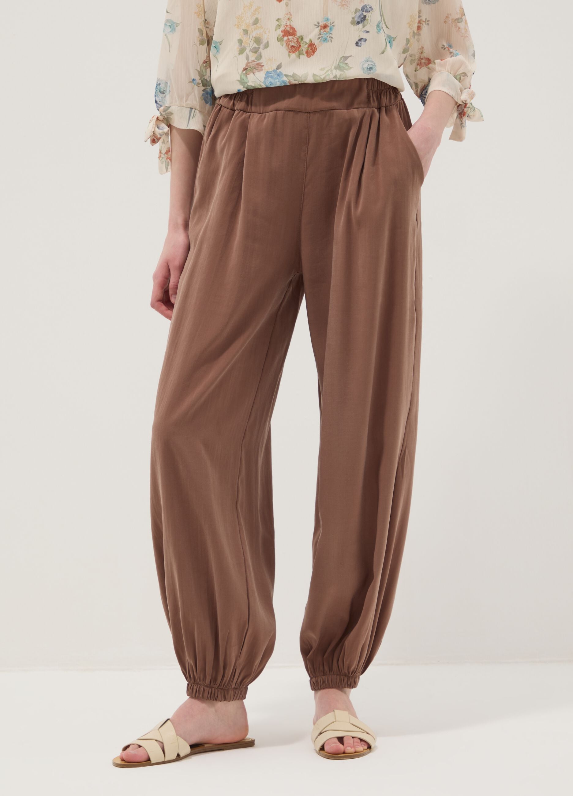 Brown viscose-blend trousers with elasticated cuffs, regular fit