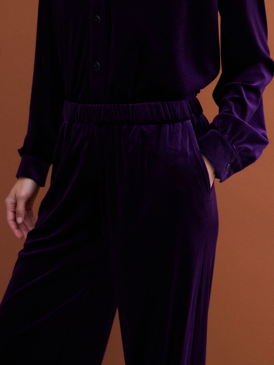 Pantaloni viola wide leg in tessuto elasticizzato effetto velluto_2