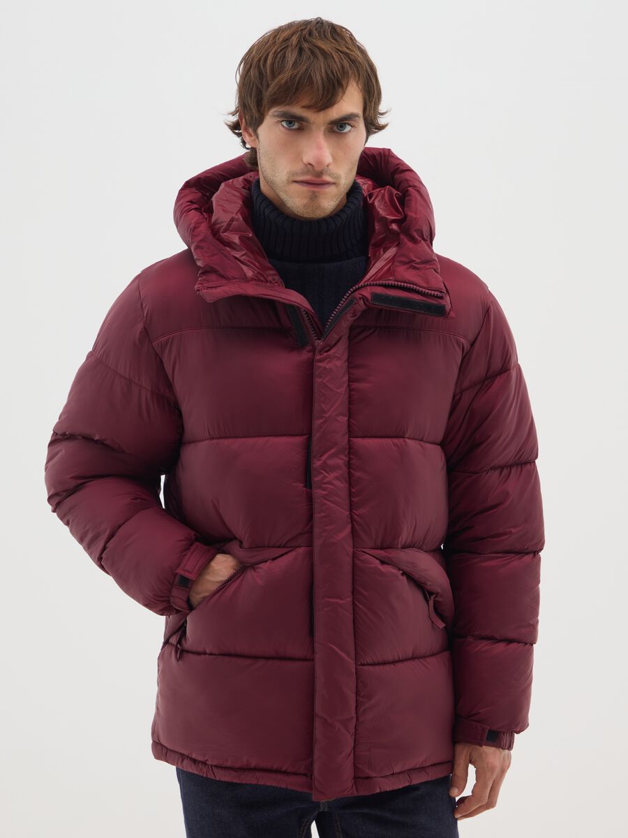 Piumino The Iconic Puffer bordeaux con cappuccio regolabile_1