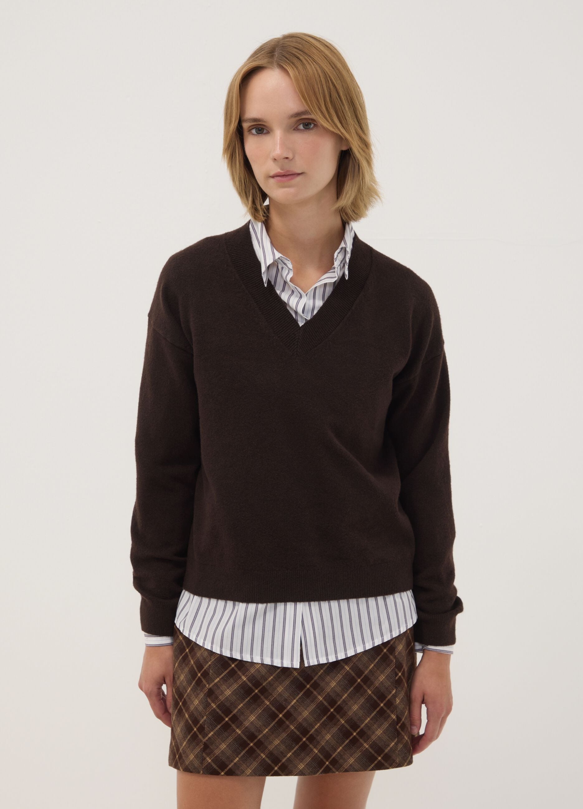 Brown stretch wool jumper with deep V-neck, regular fit
