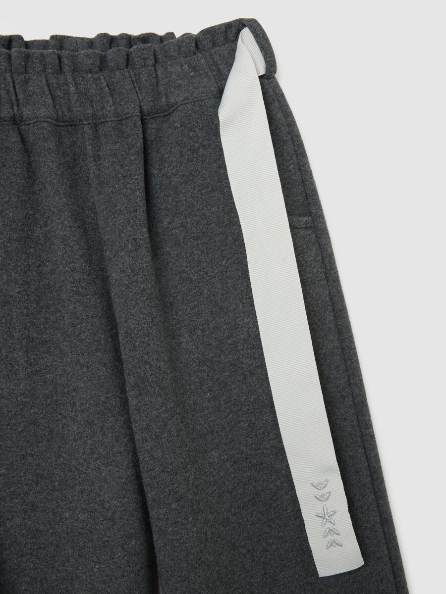 Girls' grey regular fit trousers with white belt_3