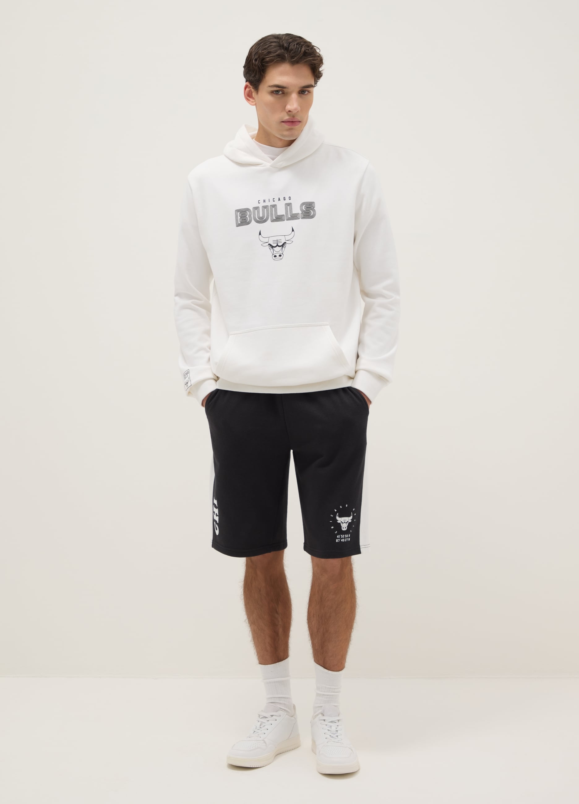 NBA, Felpa In Misto Cotone Bianca Regular Fit Con Logo Chicago Bulls, Uomo, Bianco, Taglia: M