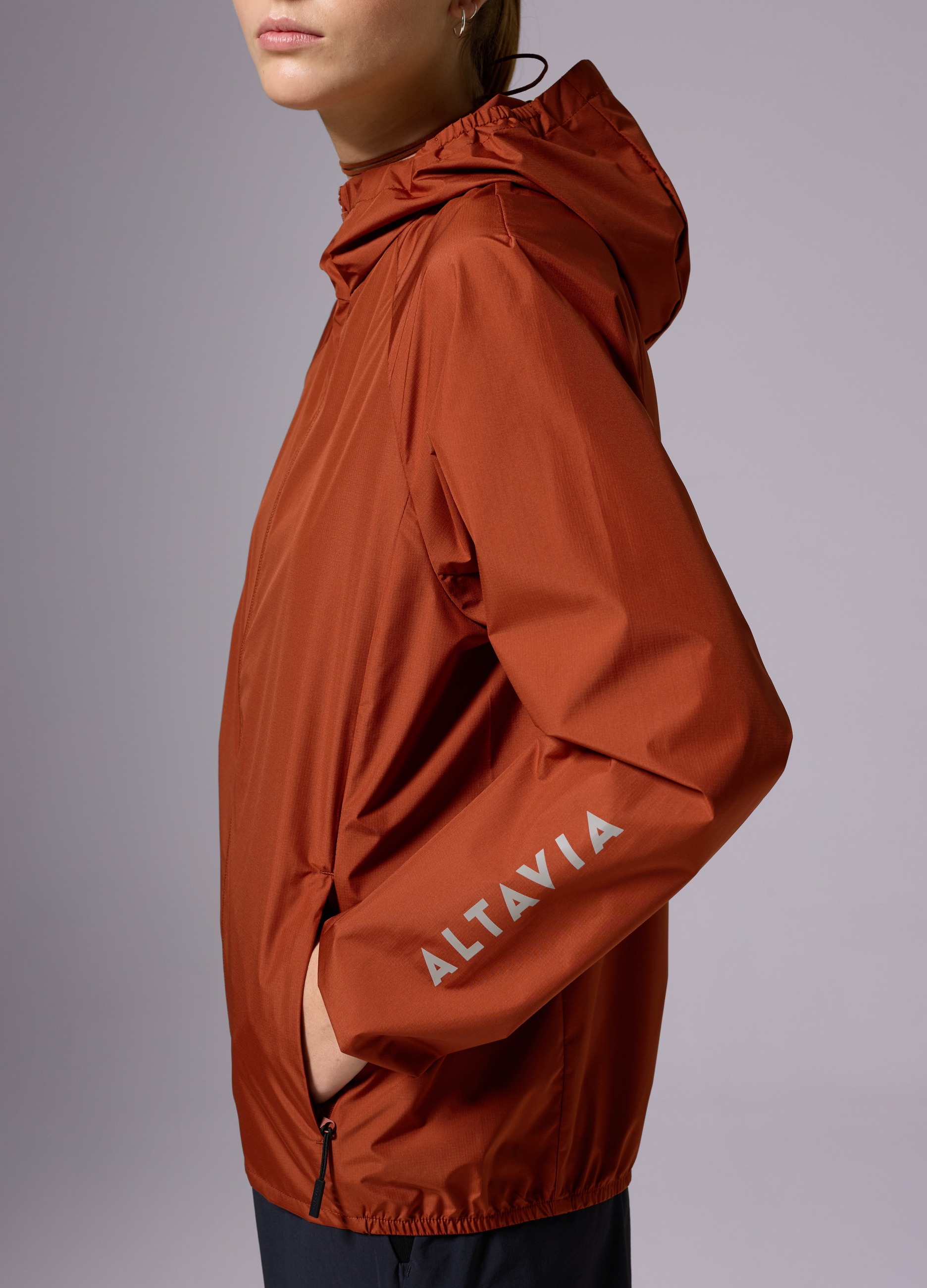 ALTAVIA, Chaqueta Cortavientos Altavia With Deborah Compagnoni, Mujer, Rojo Ladrillo, Talla: L