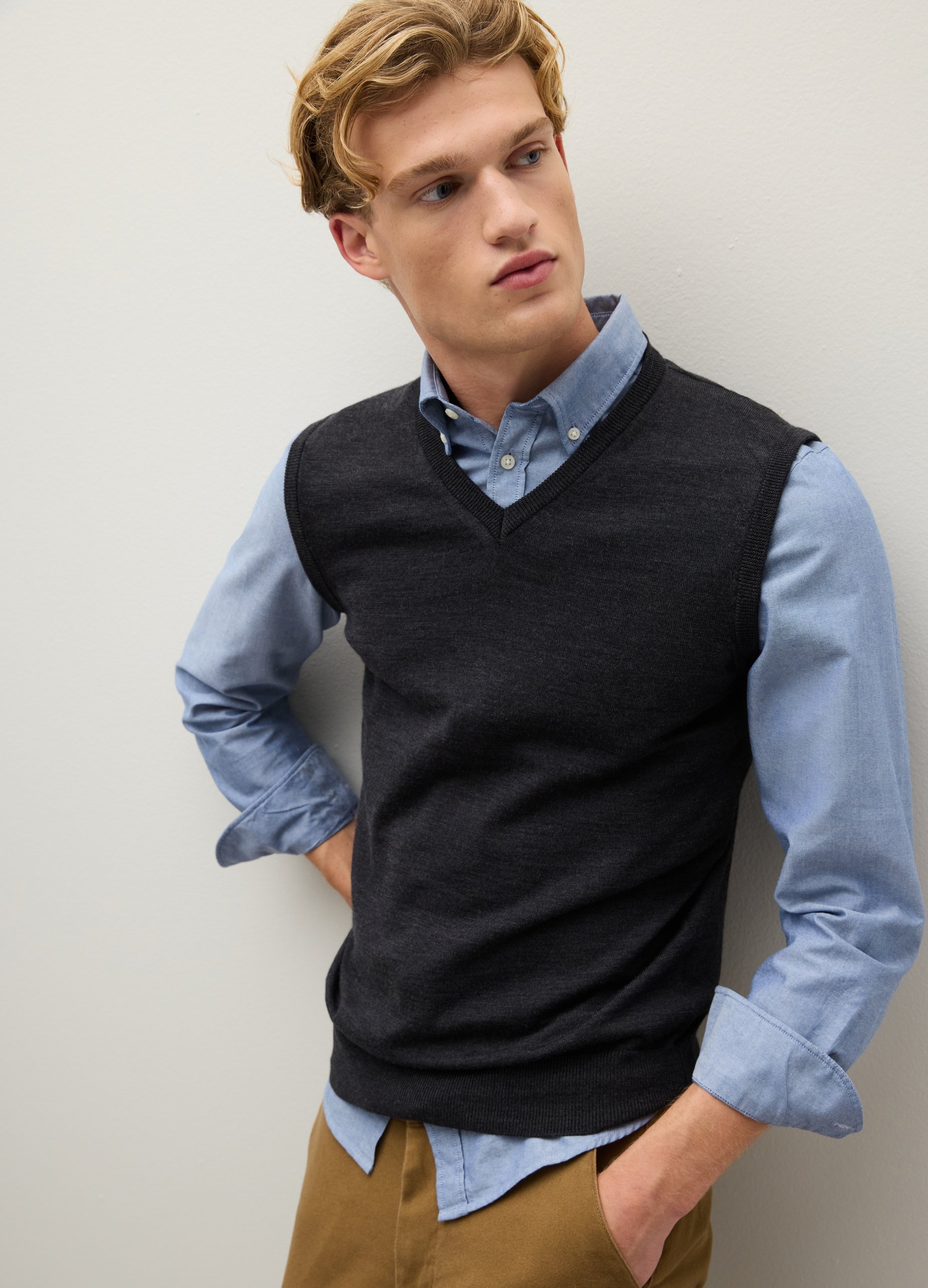 Chaleco Negro De Lana Merino Ajuste Regular Con Cuello En V, Hombre, Gris oscuro, Talla: XXL