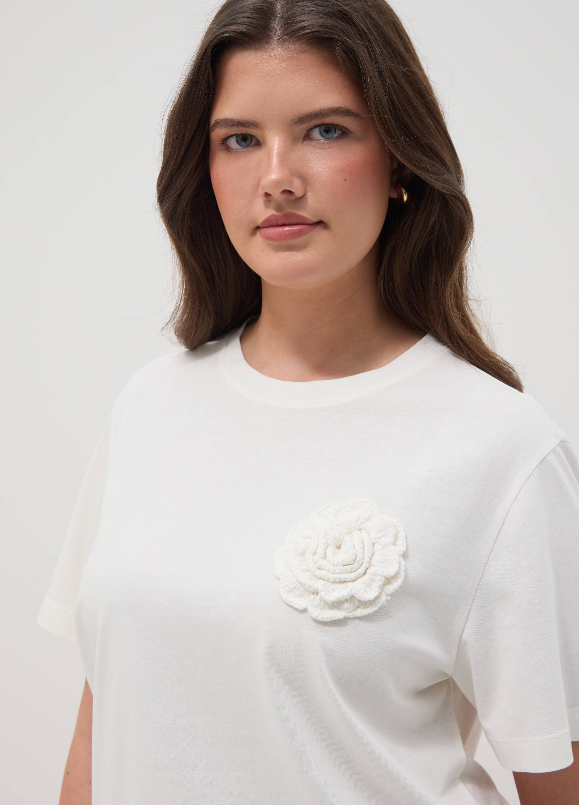 Camiseta Blanca De Puro Algodón Regular Fit Con Flor Aplicada, Mujer, Blanco óptico, Talla: L