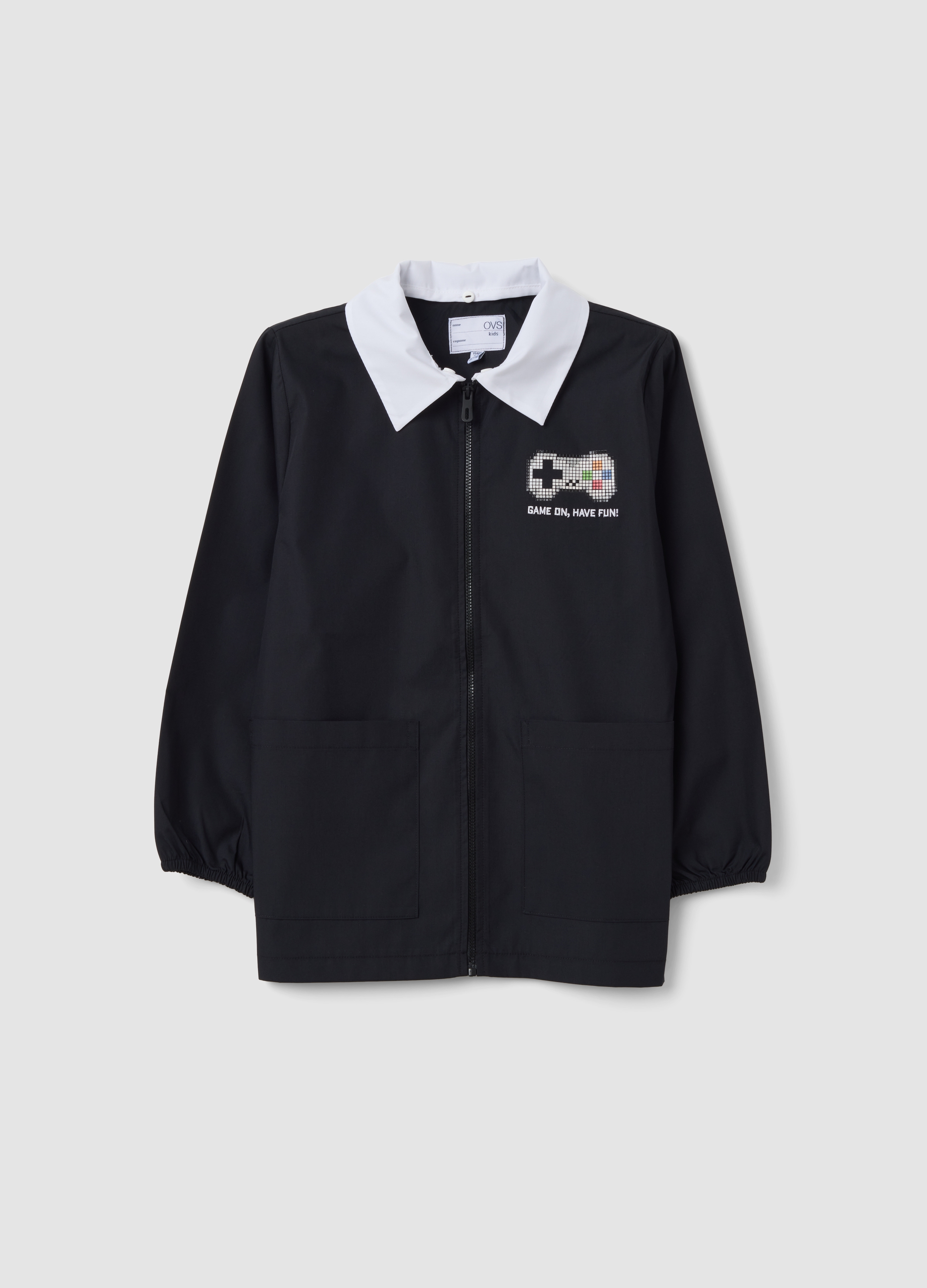 OVS KIDS, Grembiule Corto Personalizzabile Nero Per La Scuola Con Stampa Gaming Per Bambino, Nero, Taglia: 5-6